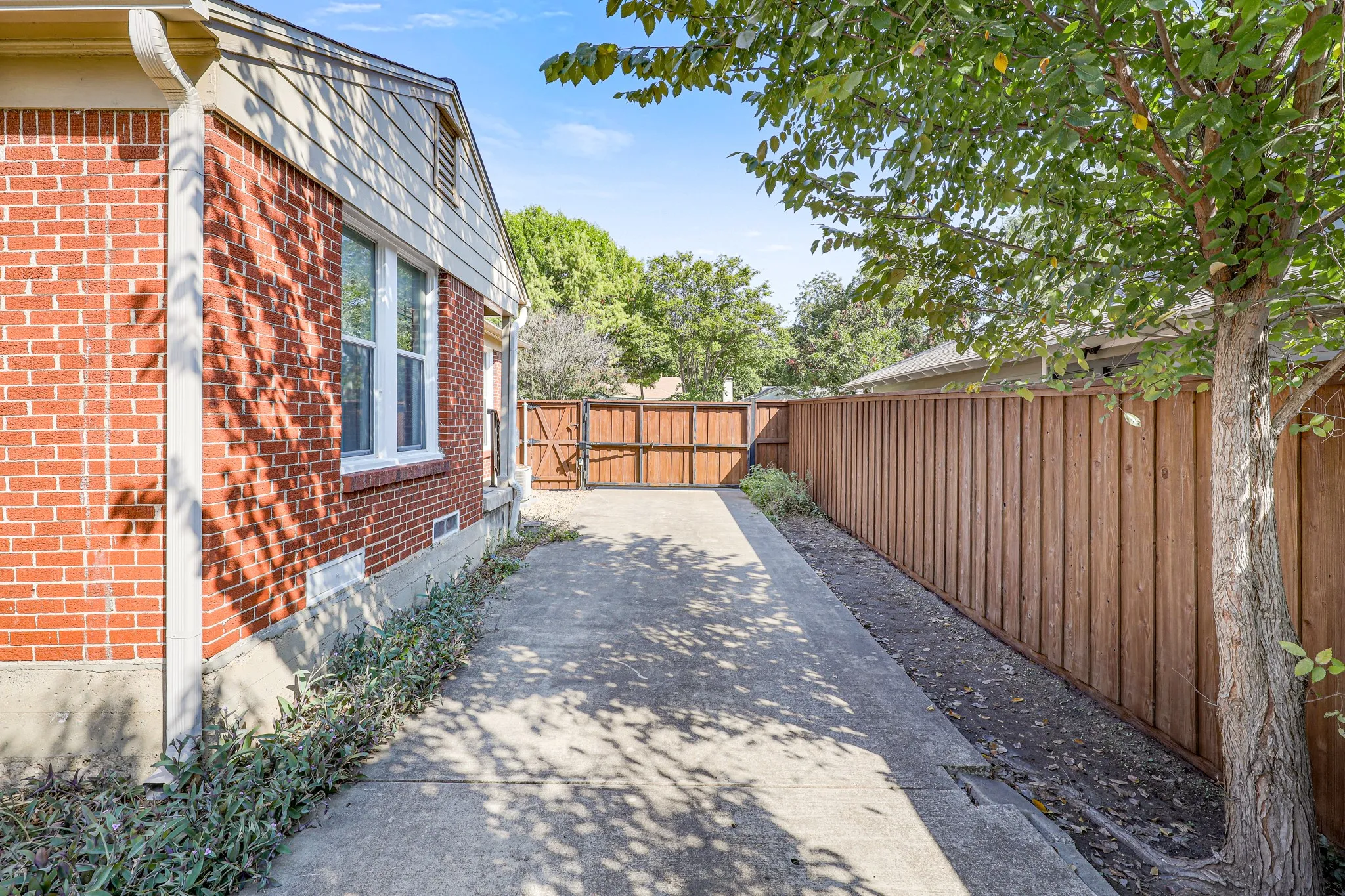 Duplex For Rent in Dallas County , 6220 Kenwood Avenue, Dallas, Texas 75214, 1 Bedroom, 1 Bathroom, 1 Garage spaces, 700 Sqft, built in 1943, mls#21400543, Real Estate Agent in Dallas, Homes For Rent in Dallas county, Homes For Rent in Dallas, Realtor in Dallas Texas, Real Estate Brokerage Independent Realty Texas, Luminita Cordes Realtor