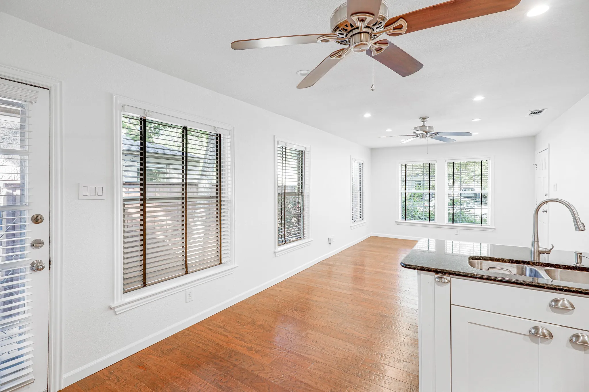 Duplex For Rent in Dallas County , 6220 Kenwood Avenue, Dallas, Texas 75214, 1 Bedroom, 1 Bathroom, 1 Garage spaces, 700 Sqft, built in 1943, mls#21400543, Real Estate Agent in Dallas, Homes For Rent in Dallas county, Homes For Rent in Dallas, Realtor in Dallas Texas, Real Estate Brokerage Independent Realty Texas, Luminita Cordes Realtor