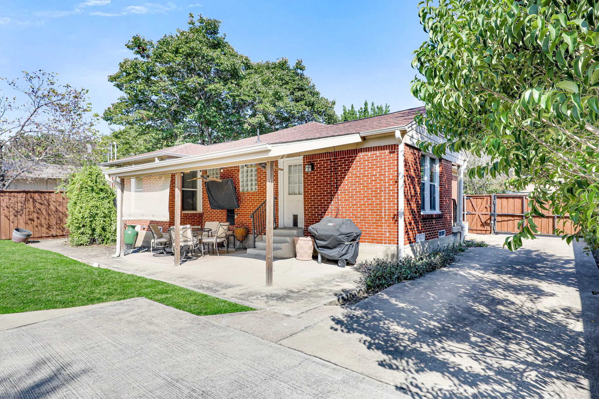Duplex For Rent in Dallas County , 6220 Kenwood Avenue, Dallas, Texas 75214, 1 Bedroom, 1 Bathroom, 1 Garage spaces, 700 Sqft, built in 1943, mls#21400543, Real Estate Agent in Dallas, Homes For Rent in Dallas county, Homes For Rent in Dallas, Realtor in Dallas Texas, Real Estate Brokerage Independent Realty Texas, Luminita Cordes Realtor