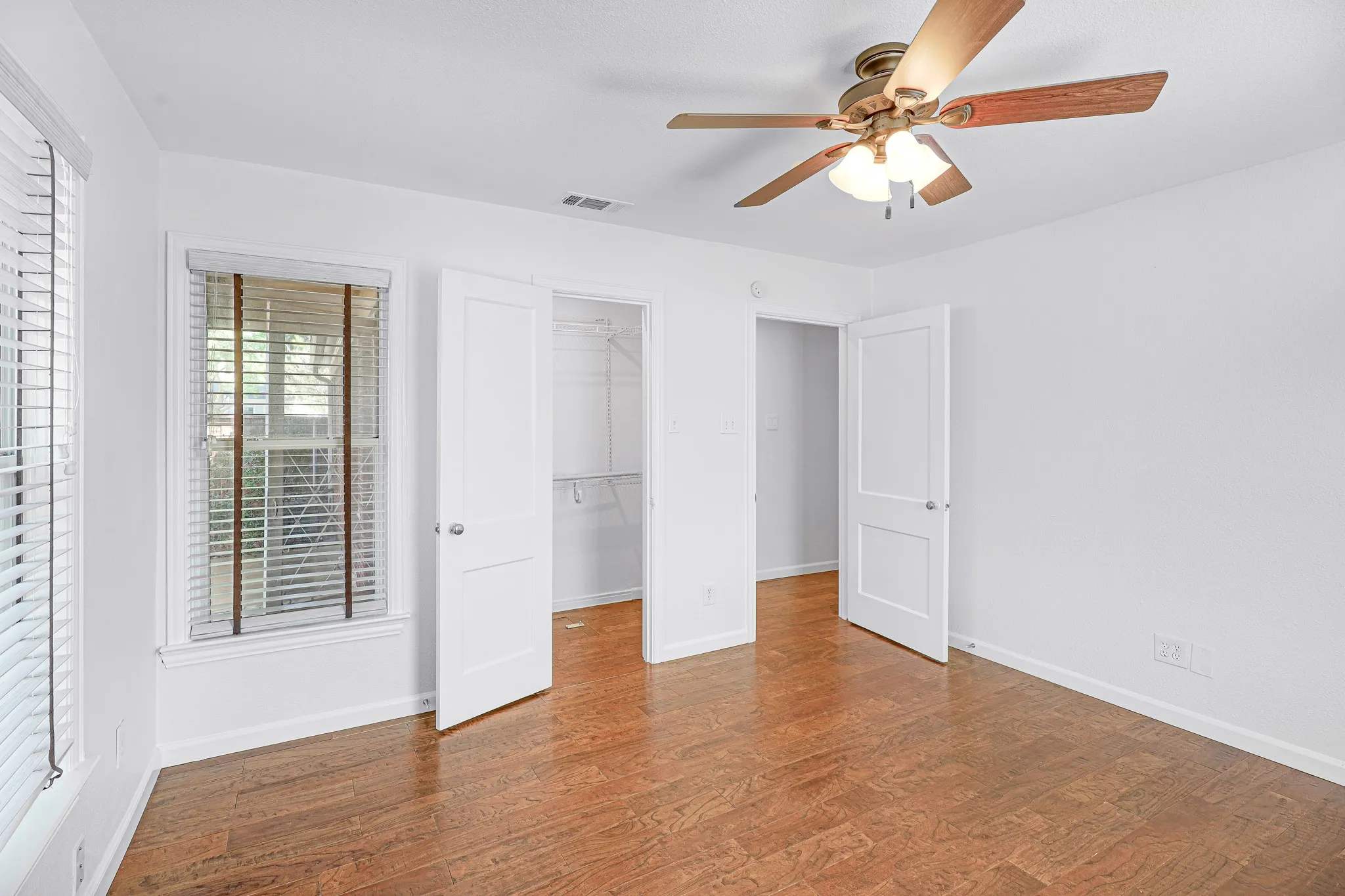 Duplex For Rent in Dallas County , 6220 Kenwood Avenue, Dallas, Texas 75214, 1 Bedroom, 1 Bathroom, 1 Garage spaces, 700 Sqft, built in 1943, mls#21400543, Real Estate Agent in Dallas, Homes For Rent in Dallas county, Homes For Rent in Dallas, Realtor in Dallas Texas, Real Estate Brokerage Independent Realty Texas, Luminita Cordes Realtor