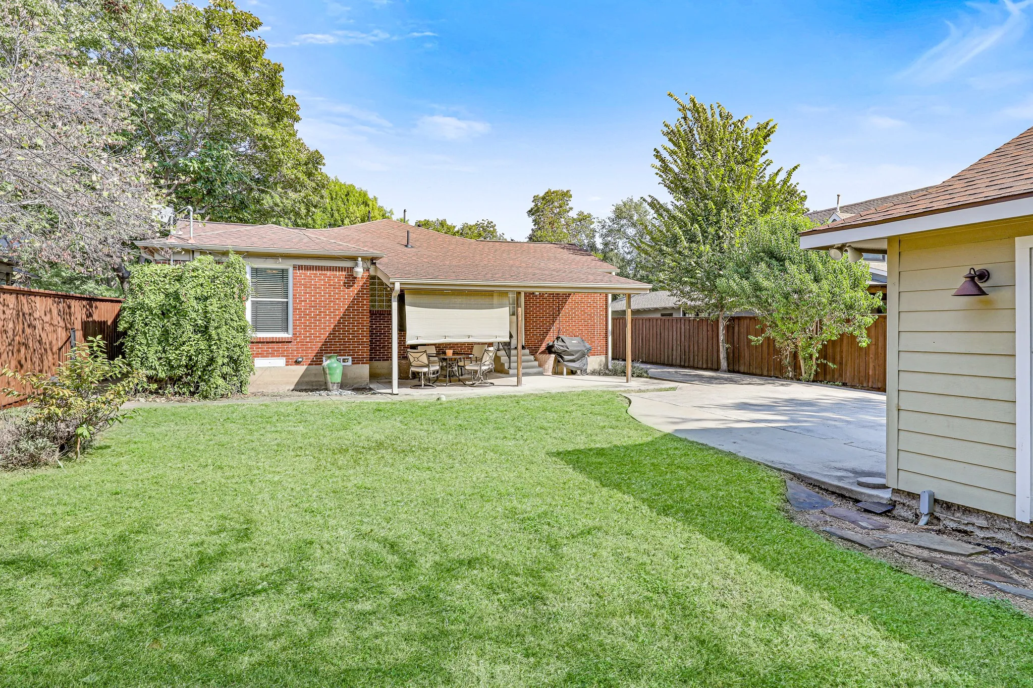 Duplex For Rent in Dallas County , 6220 Kenwood Avenue, Dallas, Texas 75214, 1 Bedroom, 1 Bathroom, 1 Garage spaces, 700 Sqft, built in 1943, mls#21400543, Real Estate Agent in Dallas, Homes For Rent in Dallas county, Homes For Rent in Dallas, Realtor in Dallas Texas, Real Estate Brokerage Independent Realty Texas, Luminita Cordes Realtor