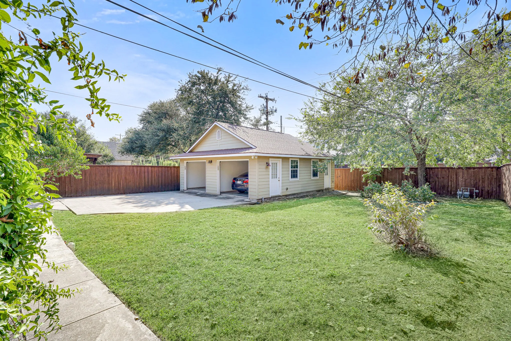 Duplex For Rent in Dallas County , 6220 Kenwood Avenue, Dallas, Texas 75214, 1 Bedroom, 1 Bathroom, 1 Garage spaces, 700 Sqft, built in 1943, mls#21400543, Real Estate Agent in Dallas, Homes For Rent in Dallas county, Homes For Rent in Dallas, Realtor in Dallas Texas, Real Estate Brokerage Independent Realty Texas, Luminita Cordes Realtor