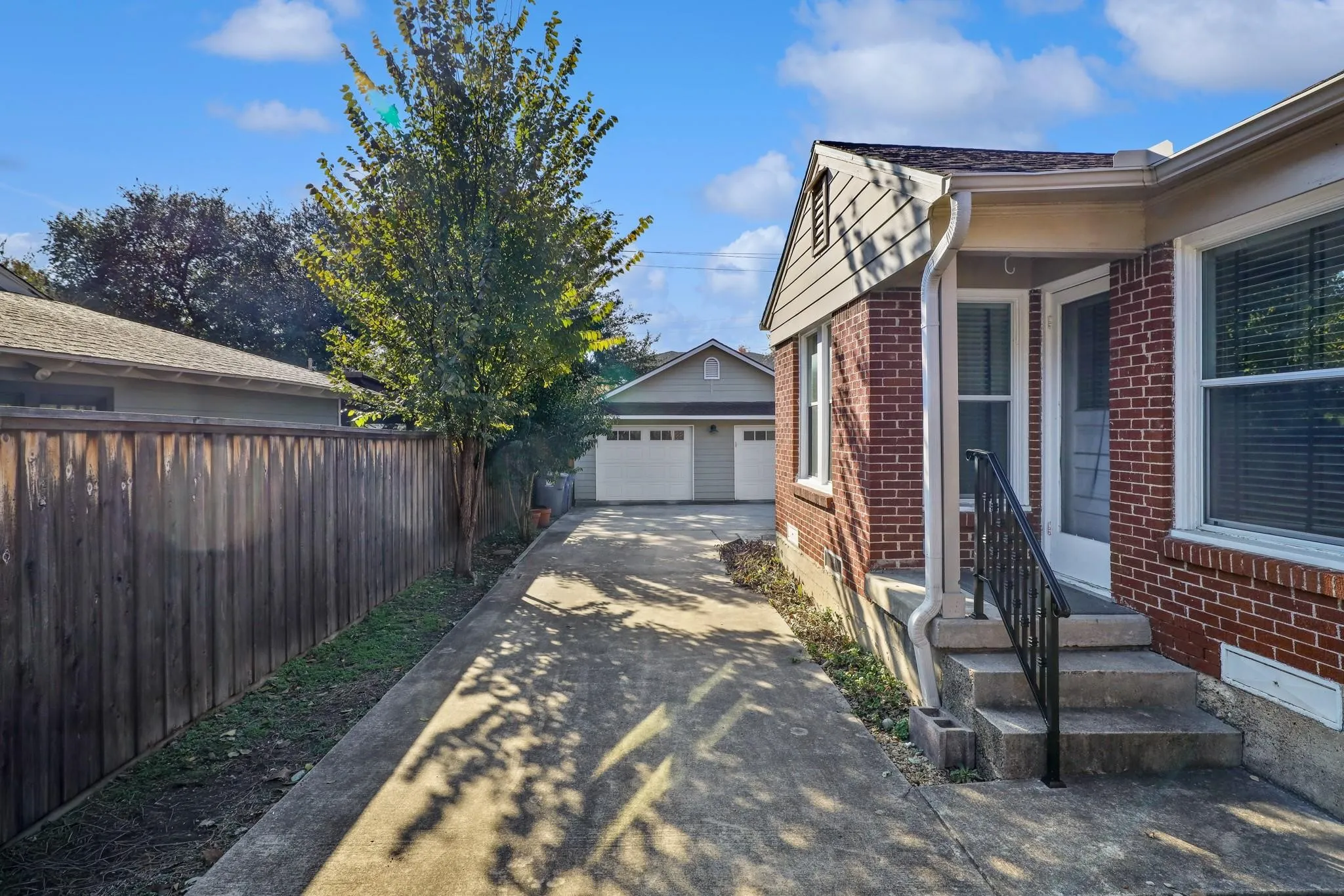 Duplex For Rent in Dallas County , 6220 Kenwood Avenue, Dallas, Texas 75214, 1 Bedroom, 1 Bathroom, 1 Garage spaces, 700 Sqft, built in 1943, mls#21400543, Real Estate Agent in Dallas, Homes For Rent in Dallas county, Homes For Rent in Dallas, Realtor in Dallas Texas, Real Estate Brokerage Independent Realty Texas, Luminita Cordes Realtor