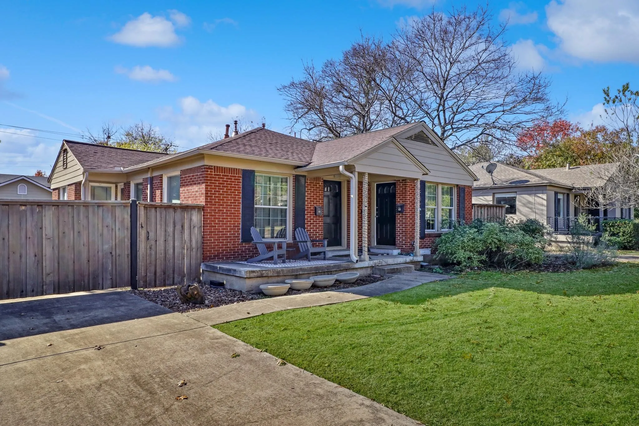 Duplex For Rent in Dallas County , 6220 Kenwood Avenue, Dallas, Texas 75214, 1 Bedroom, 1 Bathroom, 1 Garage spaces, 700 Sqft, built in 1943, mls#21400543, Real Estate Agent in Dallas, Homes For Rent in Dallas county, Homes For Rent in Dallas, Realtor in Dallas Texas, Real Estate Brokerage Independent Realty Texas, Luminita Cordes Realtor
