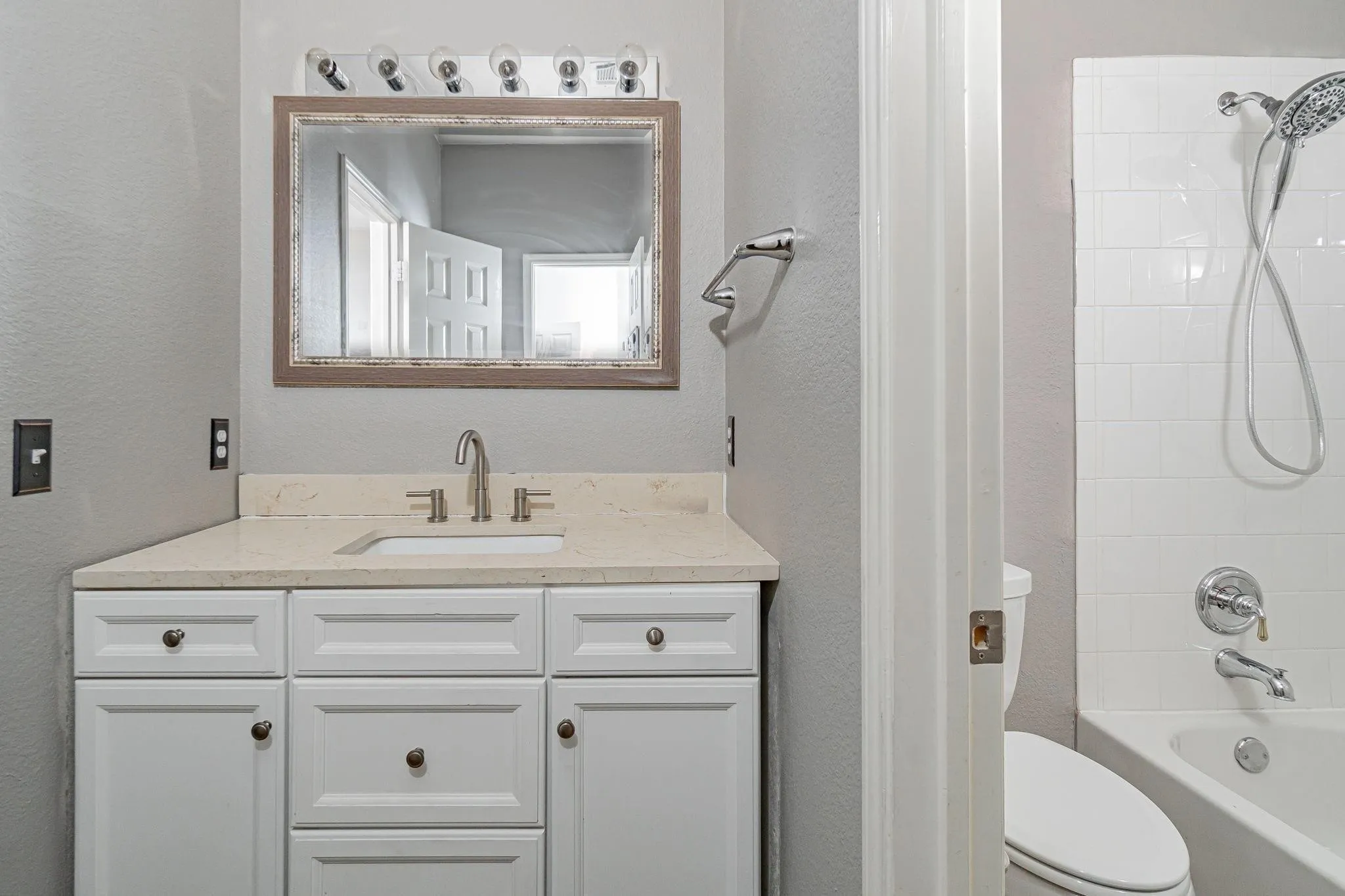 Single Family Residence For Rent in Denton County , 2450 Thorntree Drive, Frisco, Texas 75033, 4 Bedroom, 3 Bathroom, 2 Garage spaces, 2,207 Sqft, built in 2003, mls#21404102, Real Estate Agent in Frisco, Homes For Rent in Denton county, Homes For Rent in Frisco, Realtor in Frisco Texas, Real Estate Brokerage Independent Realty Texas, Luminita Cordes Realtor