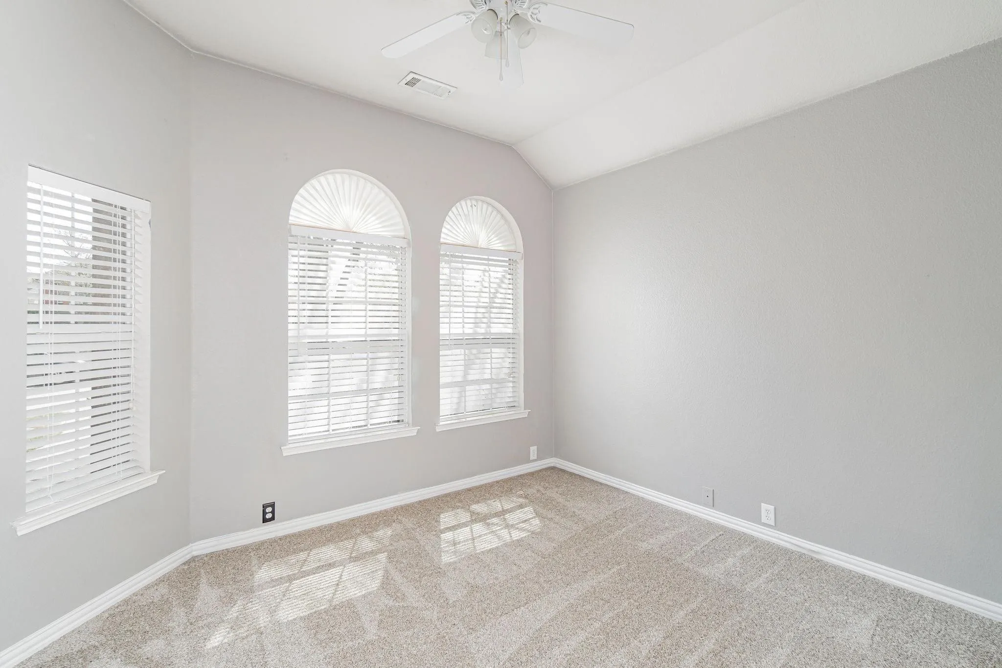 Single Family Residence For Rent in Denton County , 2450 Thorntree Drive, Frisco, Texas 75033, 4 Bedroom, 3 Bathroom, 2 Garage spaces, 2,207 Sqft, built in 2003, mls#21404102, Real Estate Agent in Frisco, Homes For Rent in Denton county, Homes For Rent in Frisco, Realtor in Frisco Texas, Real Estate Brokerage Independent Realty Texas, Luminita Cordes Realtor