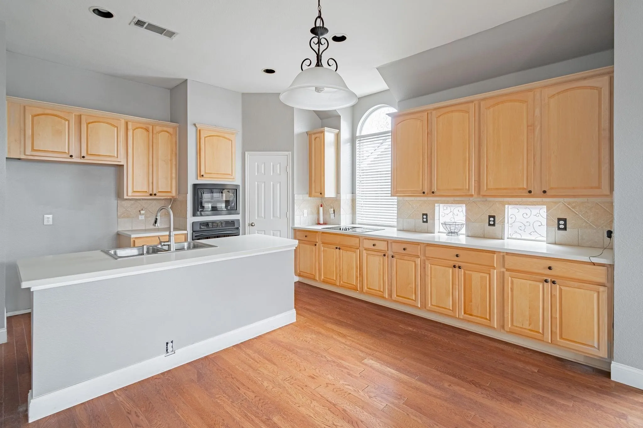 Single Family Residence For Rent in Denton County , 2450 Thorntree Drive, Frisco, Texas 75033, 4 Bedroom, 3 Bathroom, 2 Garage spaces, 2,207 Sqft, built in 2003, mls#21404102, Real Estate Agent in Frisco, Homes For Rent in Denton county, Homes For Rent in Frisco, Realtor in Frisco Texas, Real Estate Brokerage Independent Realty Texas, Luminita Cordes Realtor