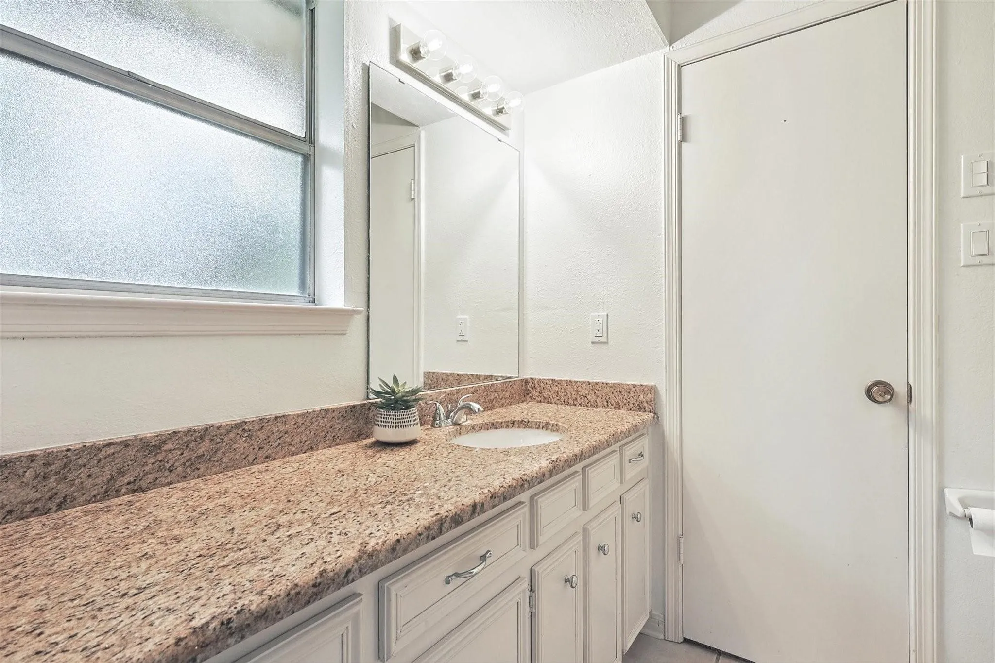 Single Family Residence For Sale in Denton County , 2320 Georgetown Drive, Denton, Texas 76201, 4 Bedroom, 2 Bathroom, 2 Garage spaces, 2,054 Sqft, built in 1970, mls#21404104, Real Estate Agent in Denton, Homes For Sale in Denton county, Homes For Sale in Denton, Realtor in Denton Texas, Real Estate Brokerage Independent Realty Texas, Luminita Cordes Realtor