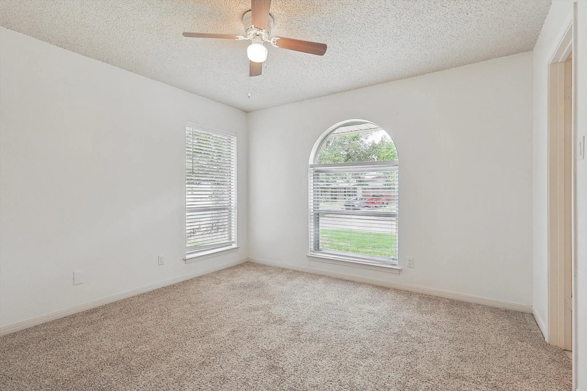 Single Family Residence For Sale in Denton County , 2320 Georgetown Drive, Denton, Texas 76201, 4 Bedroom, 2 Bathroom, 2 Garage spaces, 2,054 Sqft, built in 1970, mls#21404104, Real Estate Agent in Denton, Homes For Sale in Denton county, Homes For Sale in Denton, Realtor in Denton Texas, Real Estate Brokerage Independent Realty Texas, Luminita Cordes Realtor