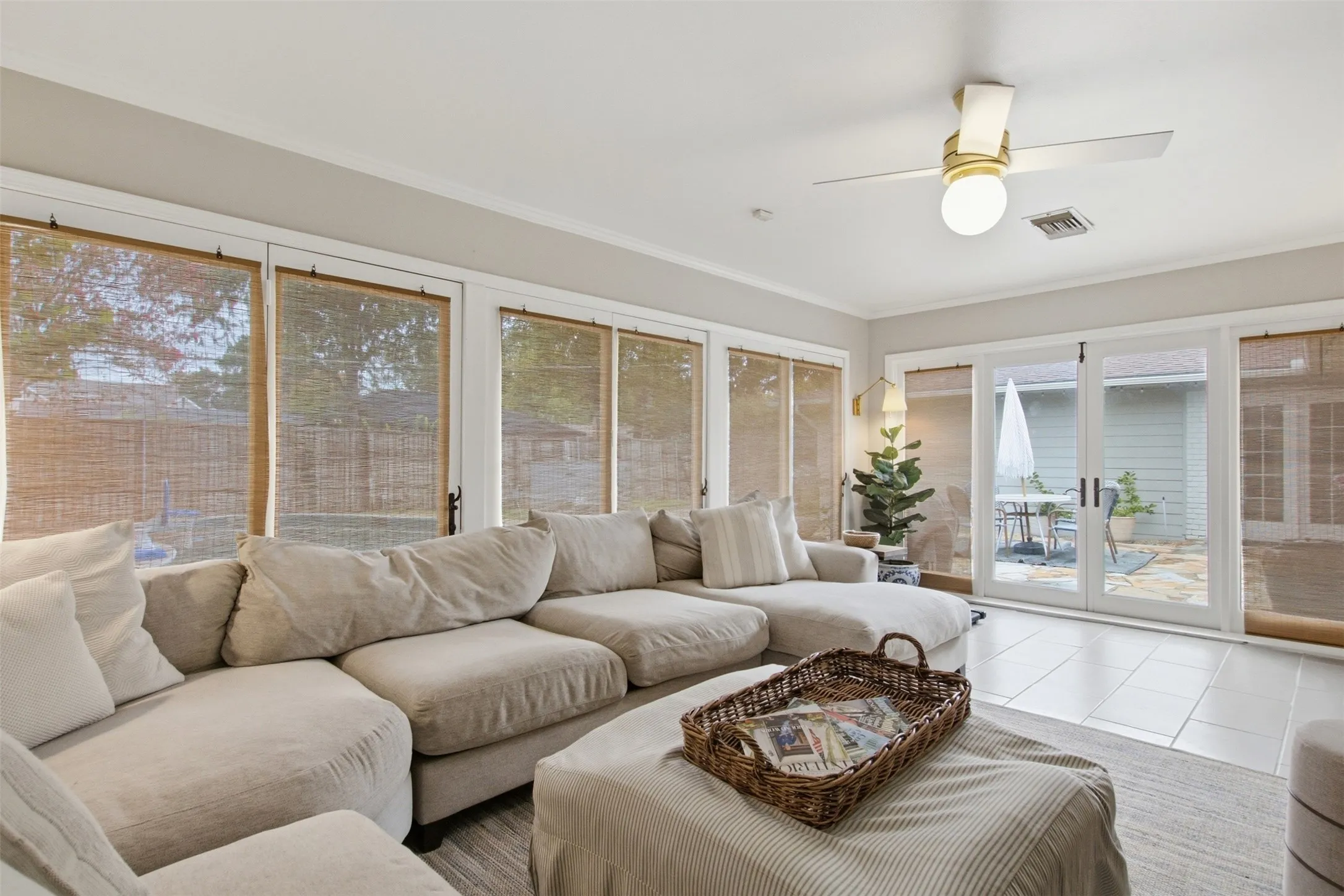 White ceiling fan with integrated lighting