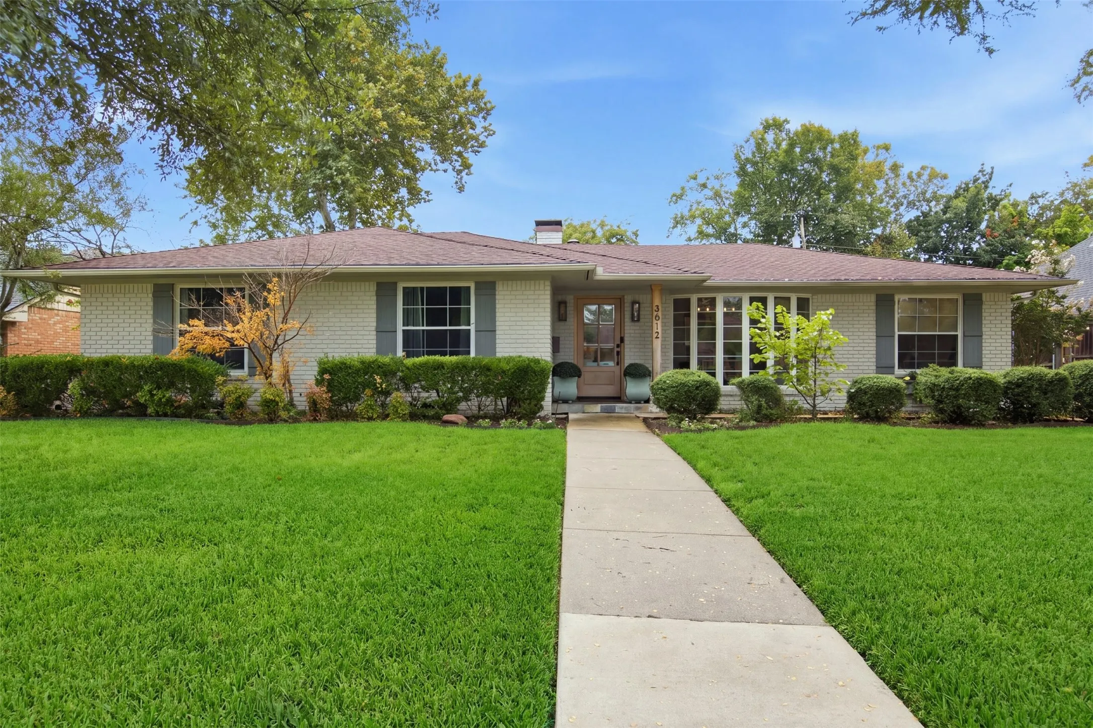Single Family Residence For Sale in Dallas County , 3612 Regent Drive, Dallas, Texas 75229, 3 Bedroom, 2 Bathroom, 2 Garage spaces, 2,170 Sqft, built in 1956, mls#21402609, Real Estate Agent in Dallas, Homes For Sale in Dallas county, Homes For Sale in Dallas, Realtor in Dallas Texas, Real Estate Brokerage Independent Realty Texas, Luminita Cordes Realtor