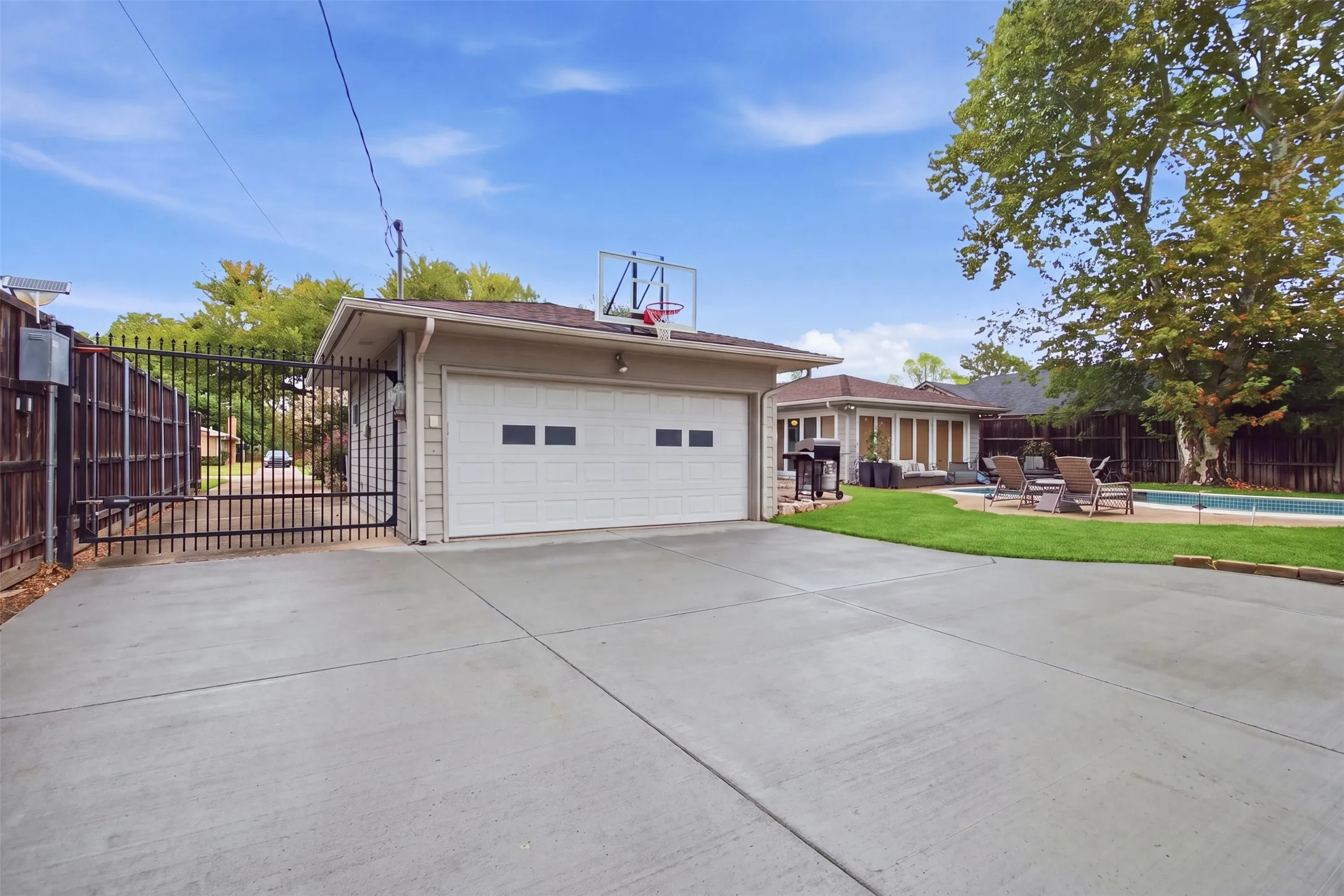 Single Family Residence For Sale in Dallas County , 3612 Regent Drive, Dallas, Texas 75229, 3 Bedroom, 2 Bathroom, 2 Garage spaces, 2,170 Sqft, built in 1956, mls#21402609, Real Estate Agent in Dallas, Homes For Sale in Dallas county, Homes For Sale in Dallas, Realtor in Dallas Texas, Real Estate Brokerage Independent Realty Texas, Luminita Cordes Realtor
