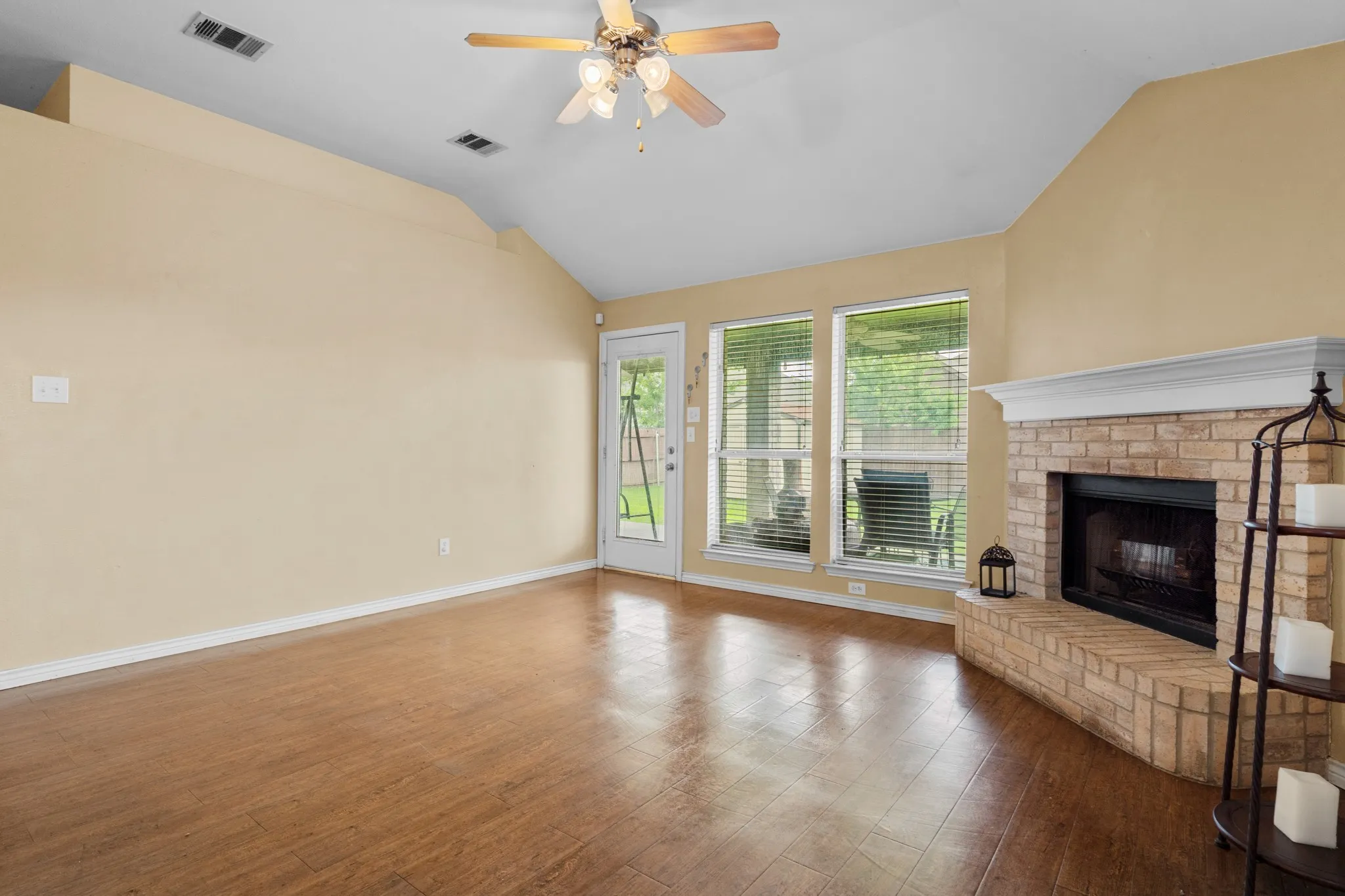 Single Family Residence For Rent in Hunt County , 100 Lipan Street, Greenville, Texas 75402, 4 Bedroom, 2 Bathroom, 2 Garage spaces, 1,880 Sqft, built in 2004, mls#21404105, Real Estate Agent in Greenville, Homes For Rent in Hunt county, Homes For Rent in Greenville, Realtor in Greenville Texas, Real Estate Brokerage Independent Realty Texas, Luminita Cordes Realtor