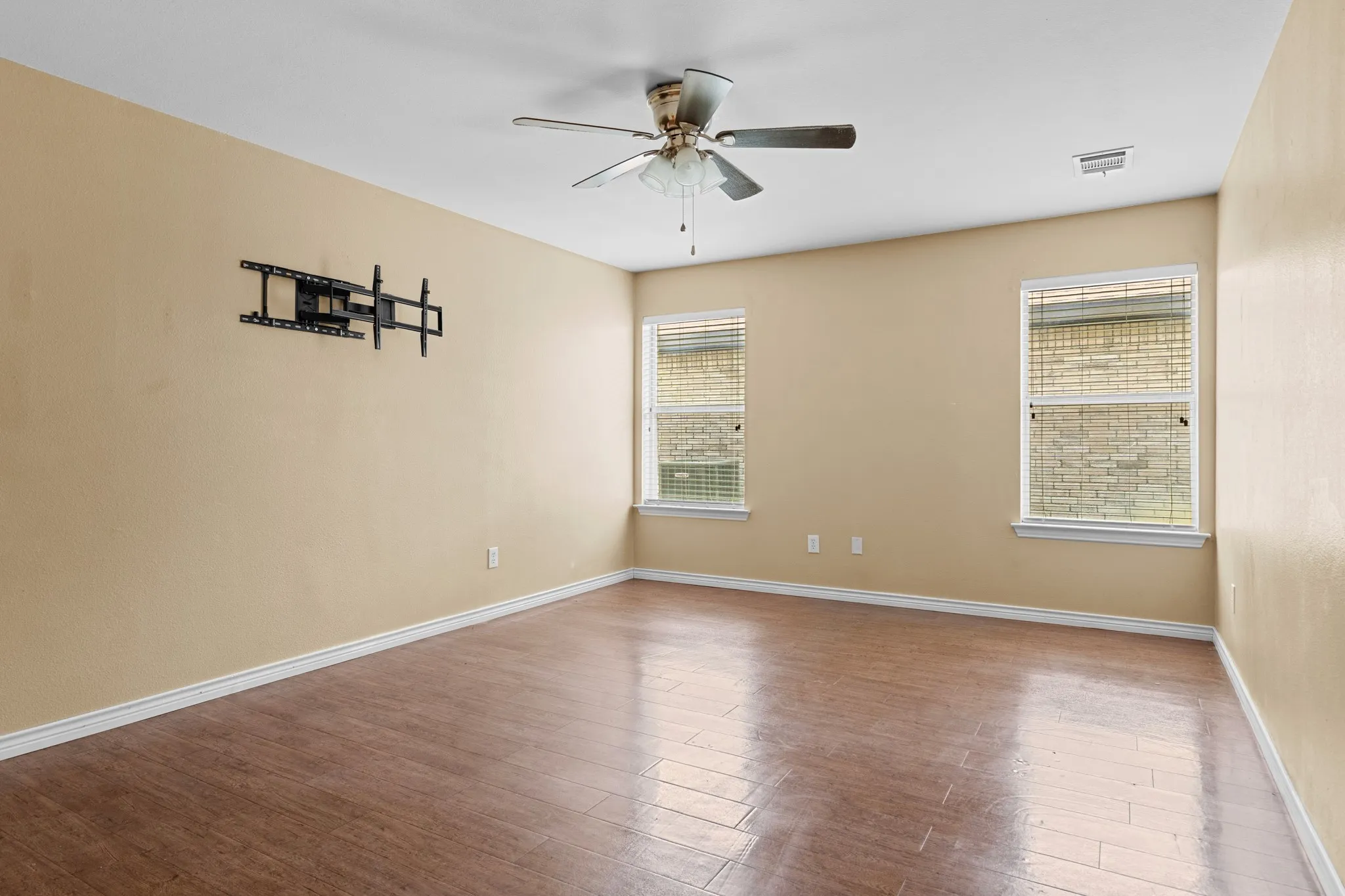 Single Family Residence For Rent in Hunt County , 100 Lipan Street, Greenville, Texas 75402, 4 Bedroom, 2 Bathroom, 2 Garage spaces, 1,880 Sqft, built in 2004, mls#21404105, Real Estate Agent in Greenville, Homes For Rent in Hunt county, Homes For Rent in Greenville, Realtor in Greenville Texas, Real Estate Brokerage Independent Realty Texas, Luminita Cordes Realtor