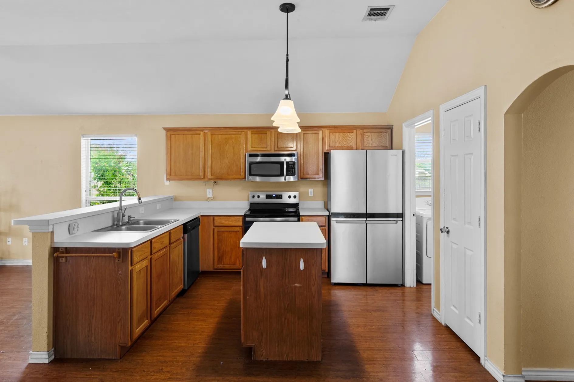 Single Family Residence For Rent in Hunt County , 100 Lipan Street, Greenville, Texas 75402, 4 Bedroom, 2 Bathroom, 2 Garage spaces, 1,880 Sqft, built in 2004, mls#21404105, Real Estate Agent in Greenville, Homes For Rent in Hunt county, Homes For Rent in Greenville, Realtor in Greenville Texas, Real Estate Brokerage Independent Realty Texas, Luminita Cordes Realtor