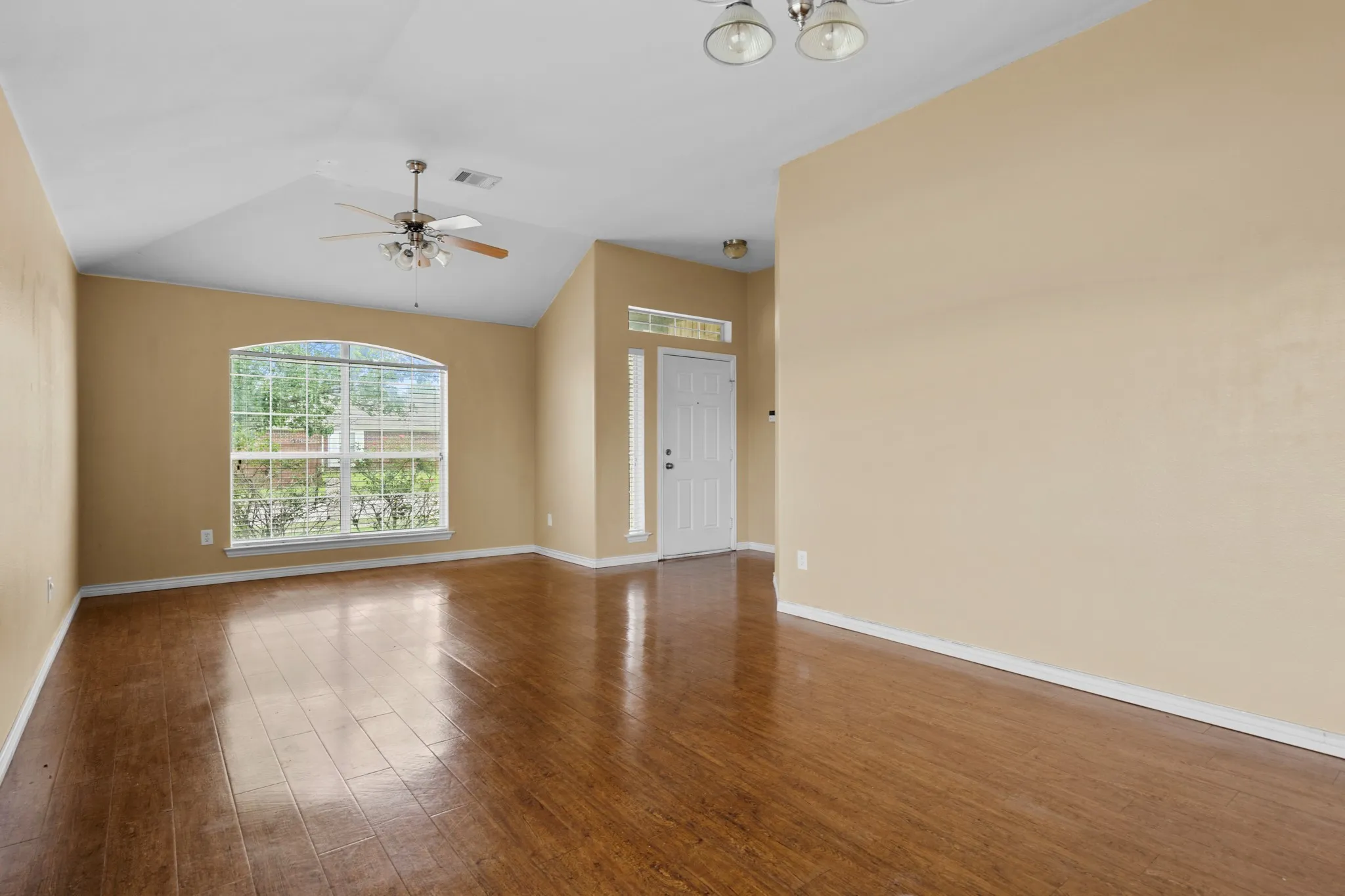 Single Family Residence For Rent in Hunt County , 100 Lipan Street, Greenville, Texas 75402, 4 Bedroom, 2 Bathroom, 2 Garage spaces, 1,880 Sqft, built in 2004, mls#21404105, Real Estate Agent in Greenville, Homes For Rent in Hunt county, Homes For Rent in Greenville, Realtor in Greenville Texas, Real Estate Brokerage Independent Realty Texas, Luminita Cordes Realtor