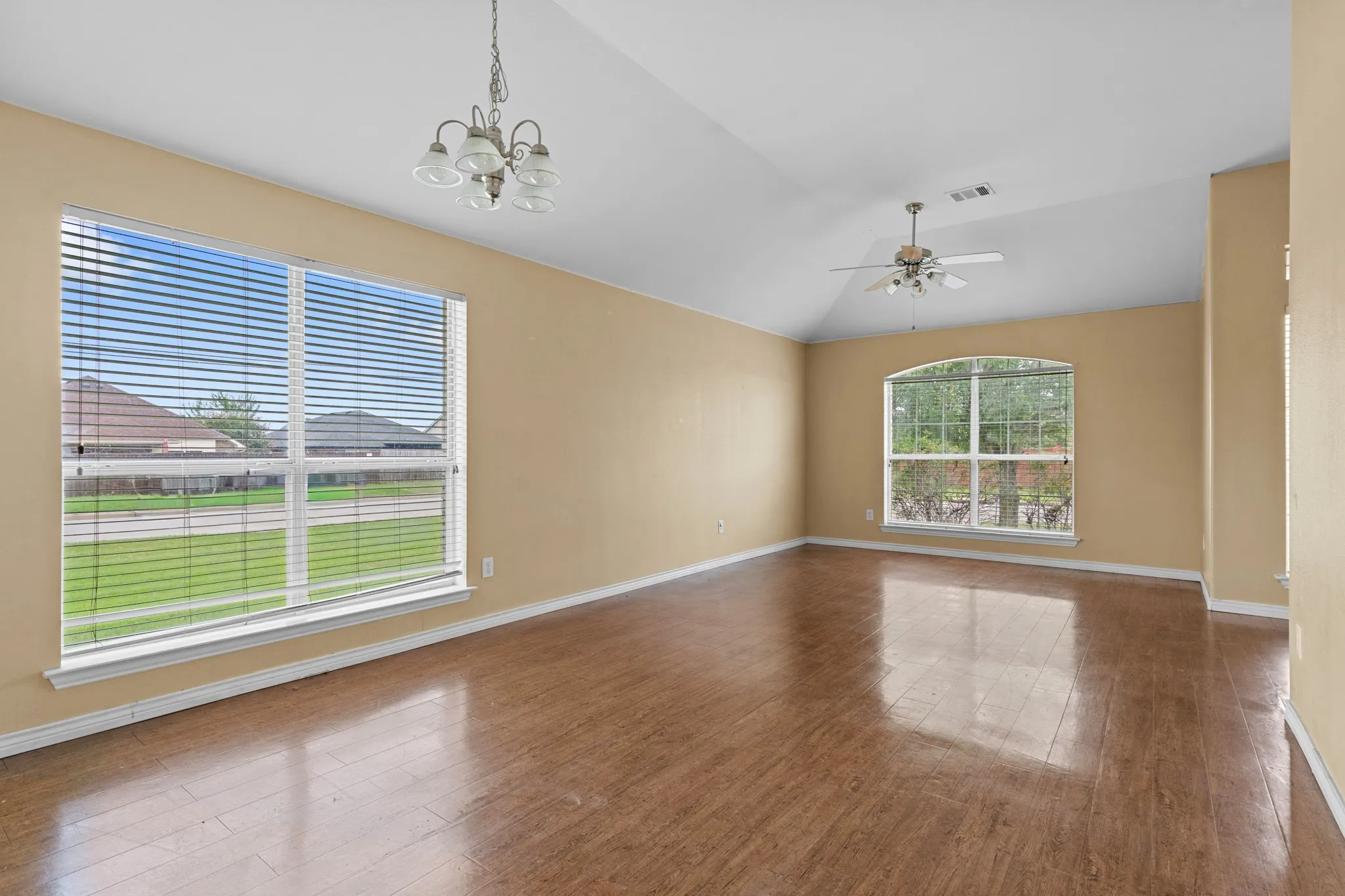 Single Family Residence For Rent in Hunt County , 100 Lipan Street, Greenville, Texas 75402, 4 Bedroom, 2 Bathroom, 2 Garage spaces, 1,880 Sqft, built in 2004, mls#21404105, Real Estate Agent in Greenville, Homes For Rent in Hunt county, Homes For Rent in Greenville, Realtor in Greenville Texas, Real Estate Brokerage Independent Realty Texas, Luminita Cordes Realtor