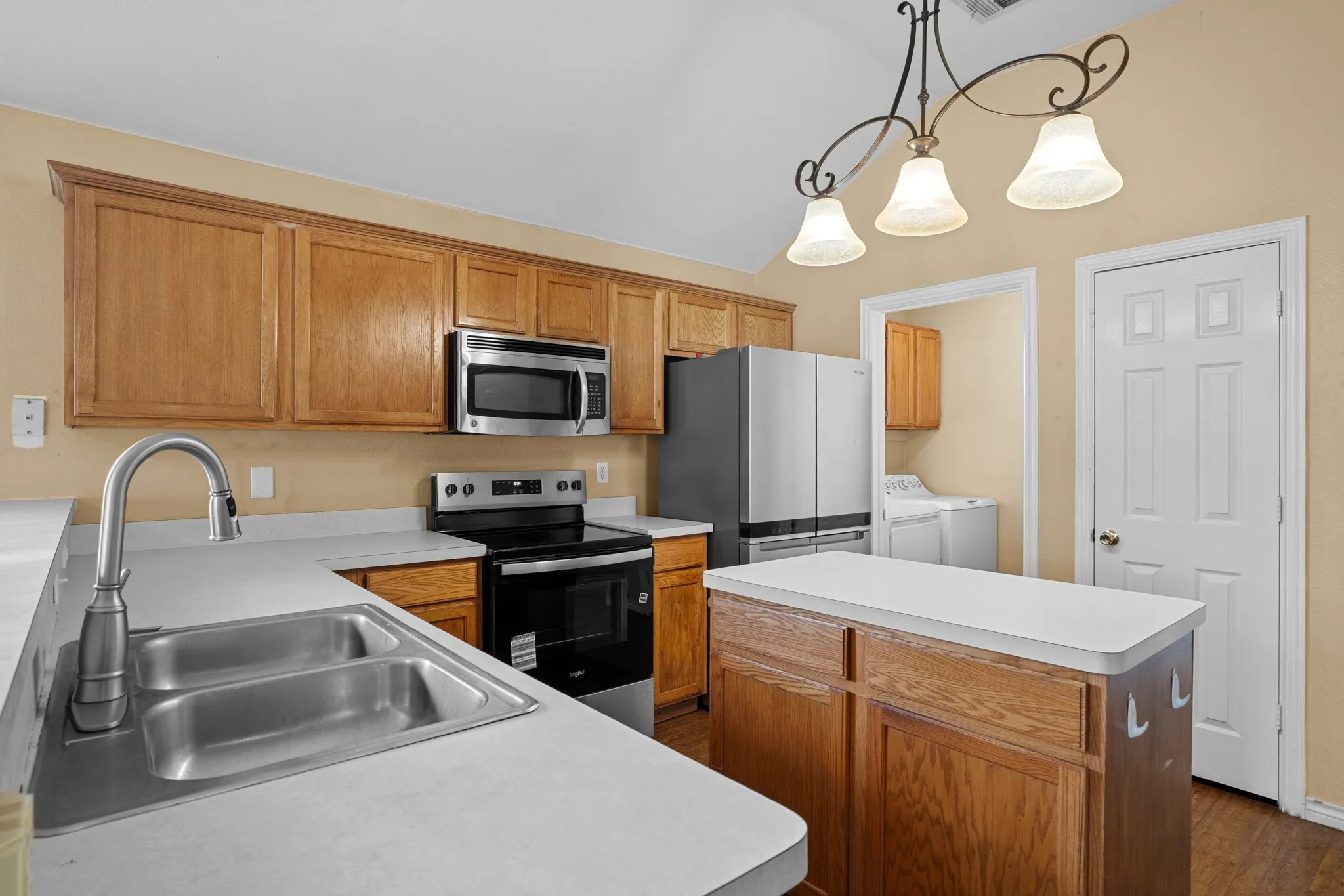 Single Family Residence For Rent in Hunt County , 100 Lipan Street, Greenville, Texas 75402, 4 Bedroom, 2 Bathroom, 2 Garage spaces, 1,880 Sqft, built in 2004, mls#21404105, Real Estate Agent in Greenville, Homes For Rent in Hunt county, Homes For Rent in Greenville, Realtor in Greenville Texas, Real Estate Brokerage Independent Realty Texas, Luminita Cordes Realtor