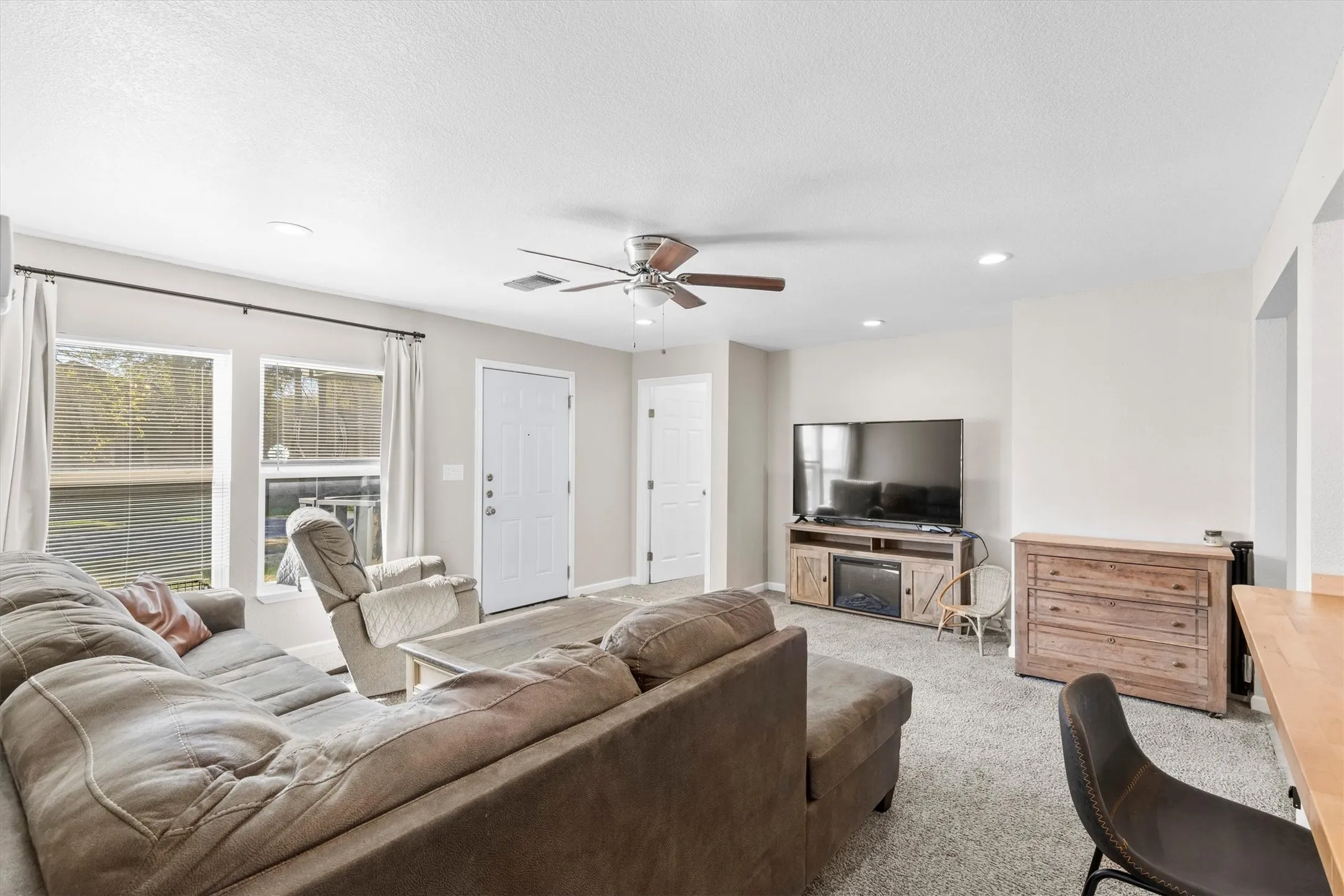 Single Family Residence For Sale in Cooke County , 101 3rd Street, Valley View, Texas 76272, 3 Bedroom, 2 Bathroom, Garage spaces, 1,098 Sqft, built in 1950, mls#21403472, Real Estate Agent in Valley View, Homes For Sale in Cooke county, Homes For Sale in Valley View, Realtor in Valley View Texas, Real Estate Brokerage Independent Realty Texas, Luminita Cordes Realtor
