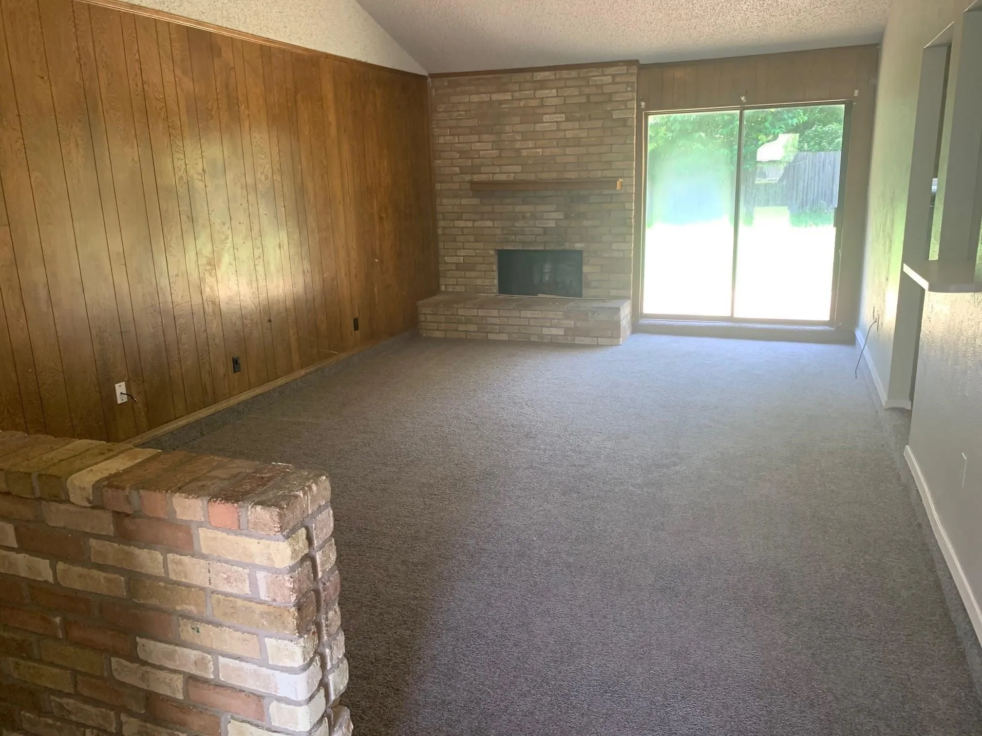 Single Family Residence For Rent in Tarrant County , 2518 Highgate Drive, Arlington, Texas 76016, 3 Bedroom, 2 Bathroom, 2 Garage spaces, 1,475 Sqft, built in 1978, mls#21404068, Real Estate Agent in Arlington, Homes For Rent in Tarrant county, Homes For Rent in Arlington, Realtor in Arlington Texas, Real Estate Brokerage Independent Realty Texas, Luminita Cordes Realtor