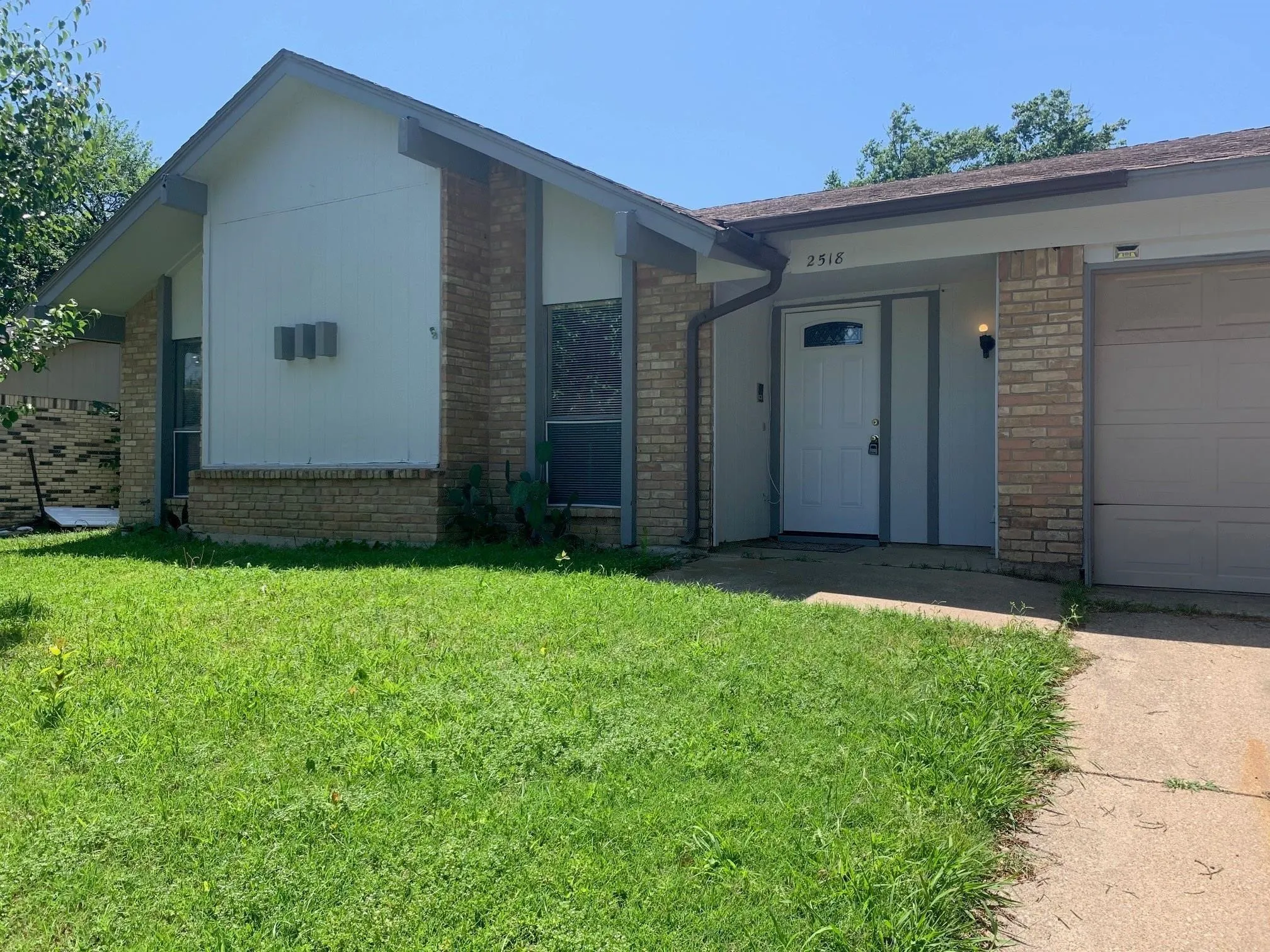 Single Family Residence For Rent in Tarrant County , 2518 Highgate Drive, Arlington, Texas 76016, 3 Bedroom, 2 Bathroom, 2 Garage spaces, 1,475 Sqft, built in 1978, mls#21404068, Real Estate Agent in Arlington, Homes For Rent in Tarrant county, Homes For Rent in Arlington, Realtor in Arlington Texas, Real Estate Brokerage Independent Realty Texas, Luminita Cordes Realtor
