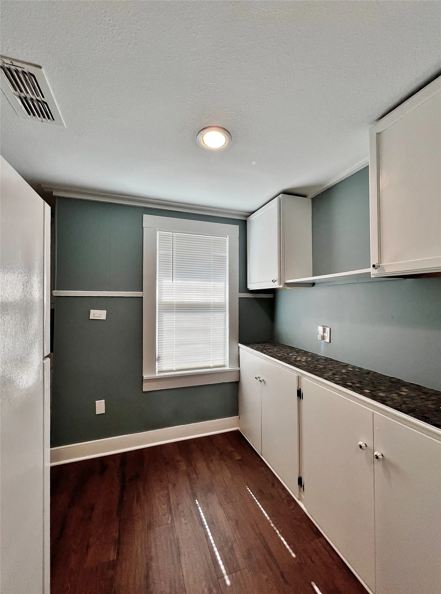 Single Family Residence For Rent in Hood County , 713 Spring Street, Granbury, Texas 76048, 2 Bedroom, 1 Bathroom, Garage spaces, 1,448 Sqft, built in 1939, mls#21404110, Real Estate Agent in Granbury, Homes For Rent in Hood county, Homes For Rent in Granbury, Realtor in Granbury Texas, Real Estate Brokerage Independent Realty Texas, Luminita Cordes Realtor