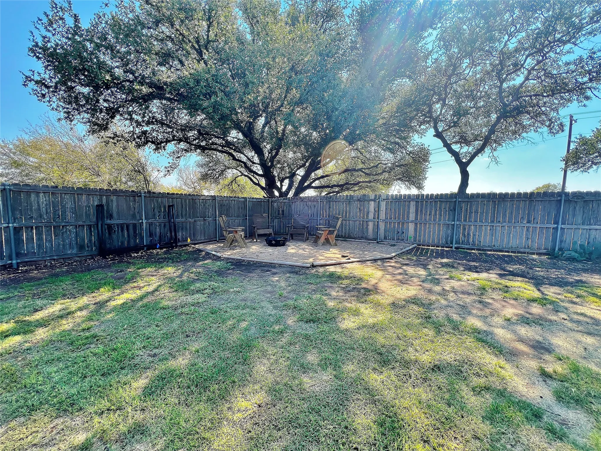 Single Family Residence For Rent in Hood County , 713 Spring Street, Granbury, Texas 76048, 2 Bedroom, 1 Bathroom, Garage spaces, 1,448 Sqft, built in 1939, mls#21404110, Real Estate Agent in Granbury, Homes For Rent in Hood county, Homes For Rent in Granbury, Realtor in Granbury Texas, Real Estate Brokerage Independent Realty Texas, Luminita Cordes Realtor