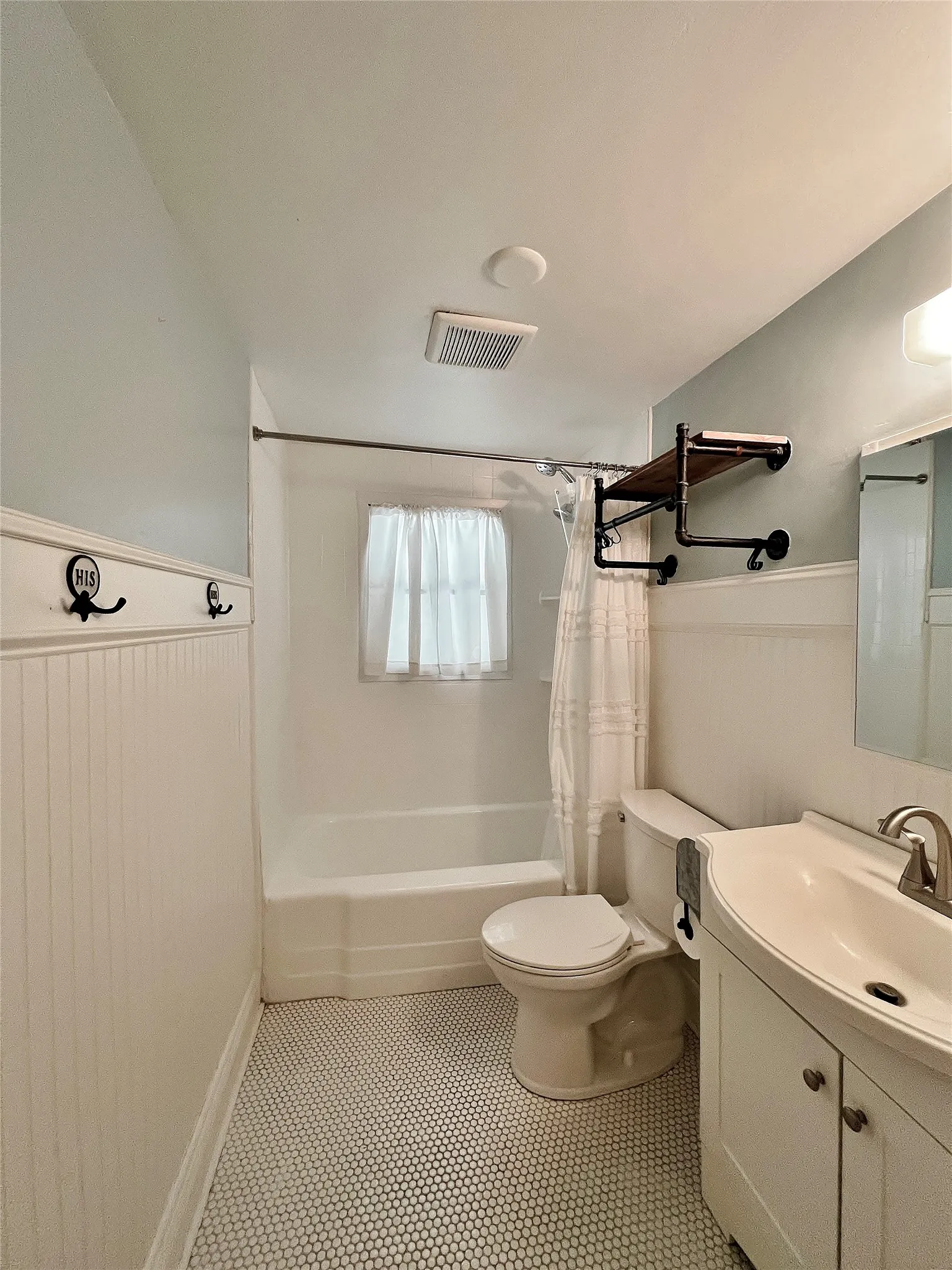 Single Family Residence For Rent in Hood County , 713 Spring Street, Granbury, Texas 76048, 2 Bedroom, 1 Bathroom, Garage spaces, 1,448 Sqft, built in 1939, mls#21404110, Real Estate Agent in Granbury, Homes For Rent in Hood county, Homes For Rent in Granbury, Realtor in Granbury Texas, Real Estate Brokerage Independent Realty Texas, Luminita Cordes Realtor