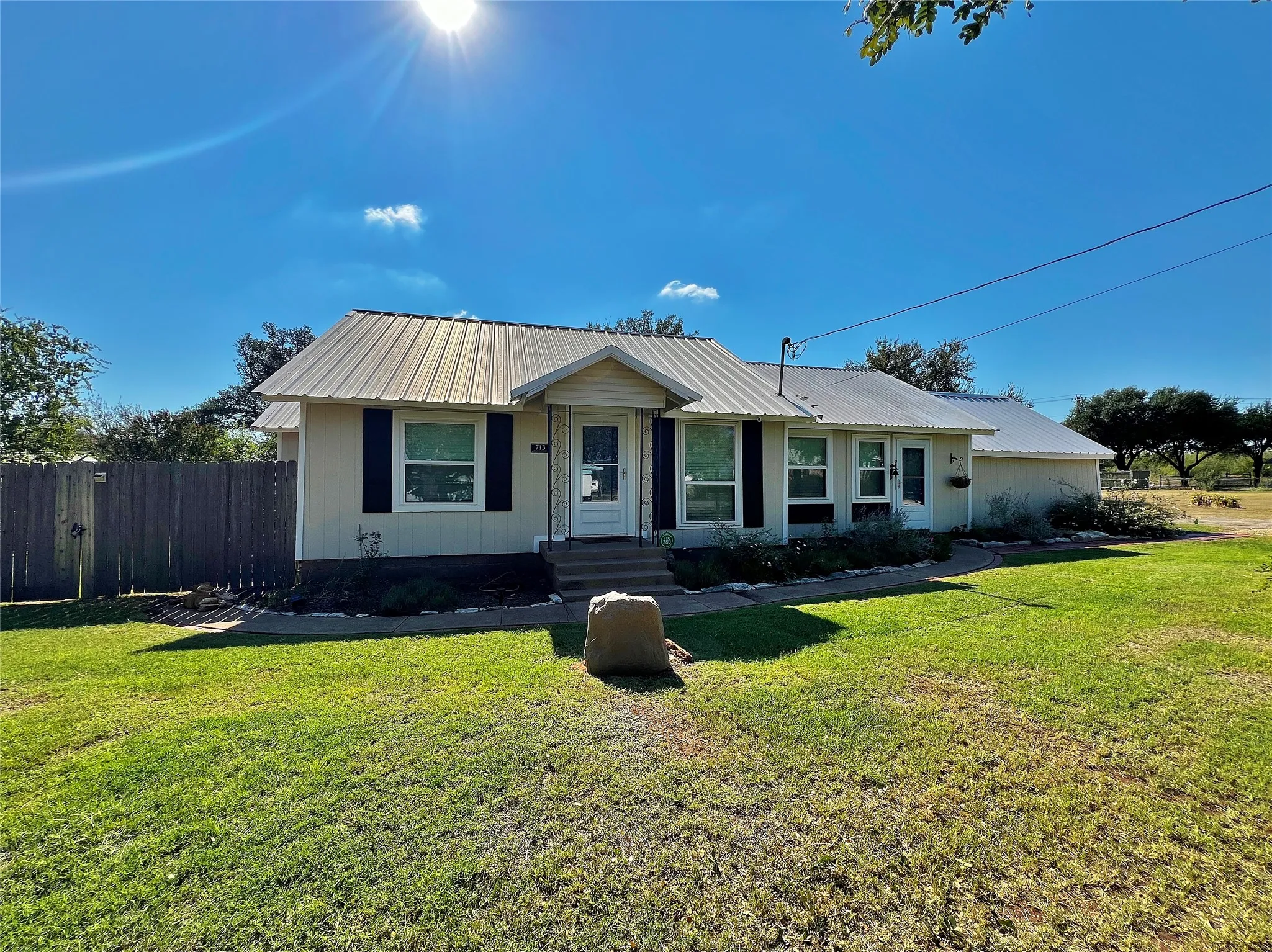 Single Family Residence For Rent in Hood County , 713 Spring Street, Granbury, Texas 76048, 2 Bedroom, 1 Bathroom, Garage spaces, 1,448 Sqft, built in 1939, mls#21404110, Real Estate Agent in Granbury, Homes For Rent in Hood county, Homes For Rent in Granbury, Realtor in Granbury Texas, Real Estate Brokerage Independent Realty Texas, Luminita Cordes Realtor