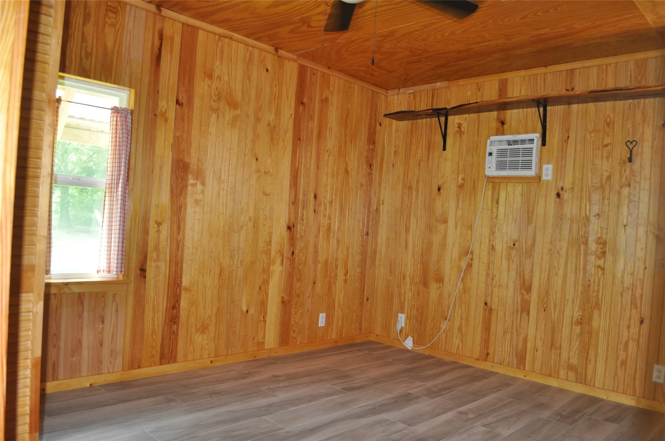 Single Family Residence For Sale in Hunt County , 10166 Northview Drive, Wills Point, Texas 75169, 2 Bedroom, 1 Bathroom, Garage spaces, 704 Sqft, built in 1984, mls#21402899, Real Estate Agent in Wills Point, Homes For Sale in Hunt county, Homes For Sale in Wills Point, Realtor in Wills Point Texas, Real Estate Brokerage Independent Realty Texas, Luminita Cordes Realtor