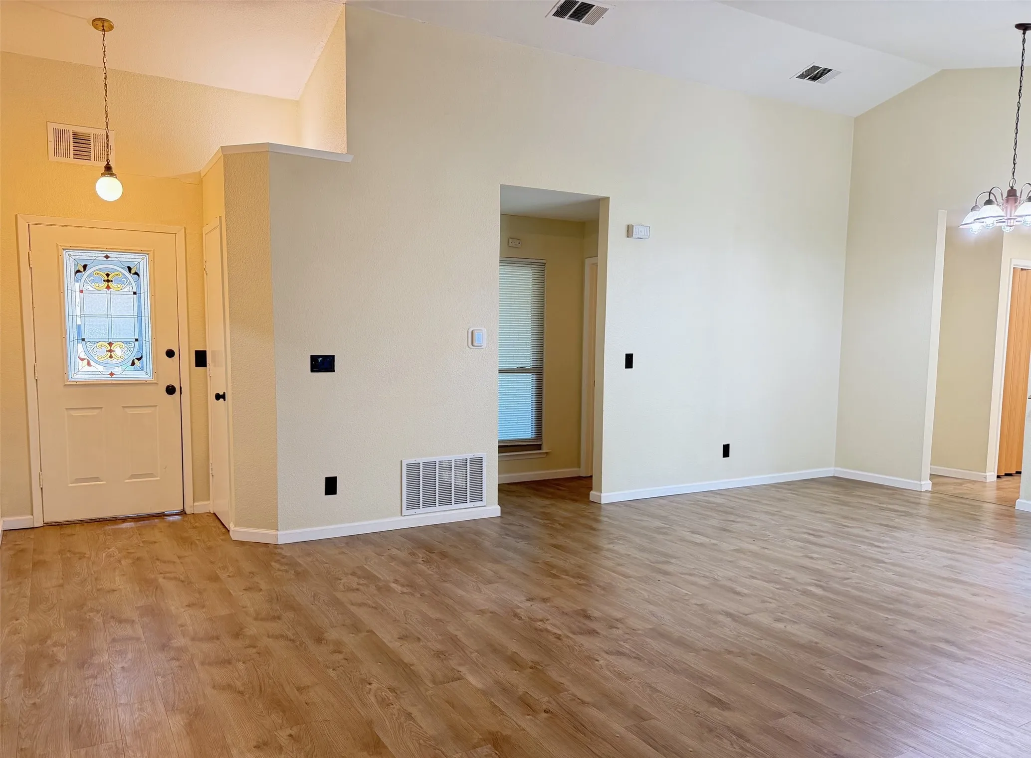 Single Family Residence For Rent in Denton County , 1905 Jasmine Street, Denton, Texas 76205, 3 Bedroom, 2 Bathroom, 1 Garage spaces, 1,427 Sqft, built in 1984, mls#21403997, Real Estate Agent in Denton, Homes For Rent in Denton county, Homes For Rent in Denton, Realtor in Denton Texas, Real Estate Brokerage Independent Realty Texas, Luminita Cordes Realtor