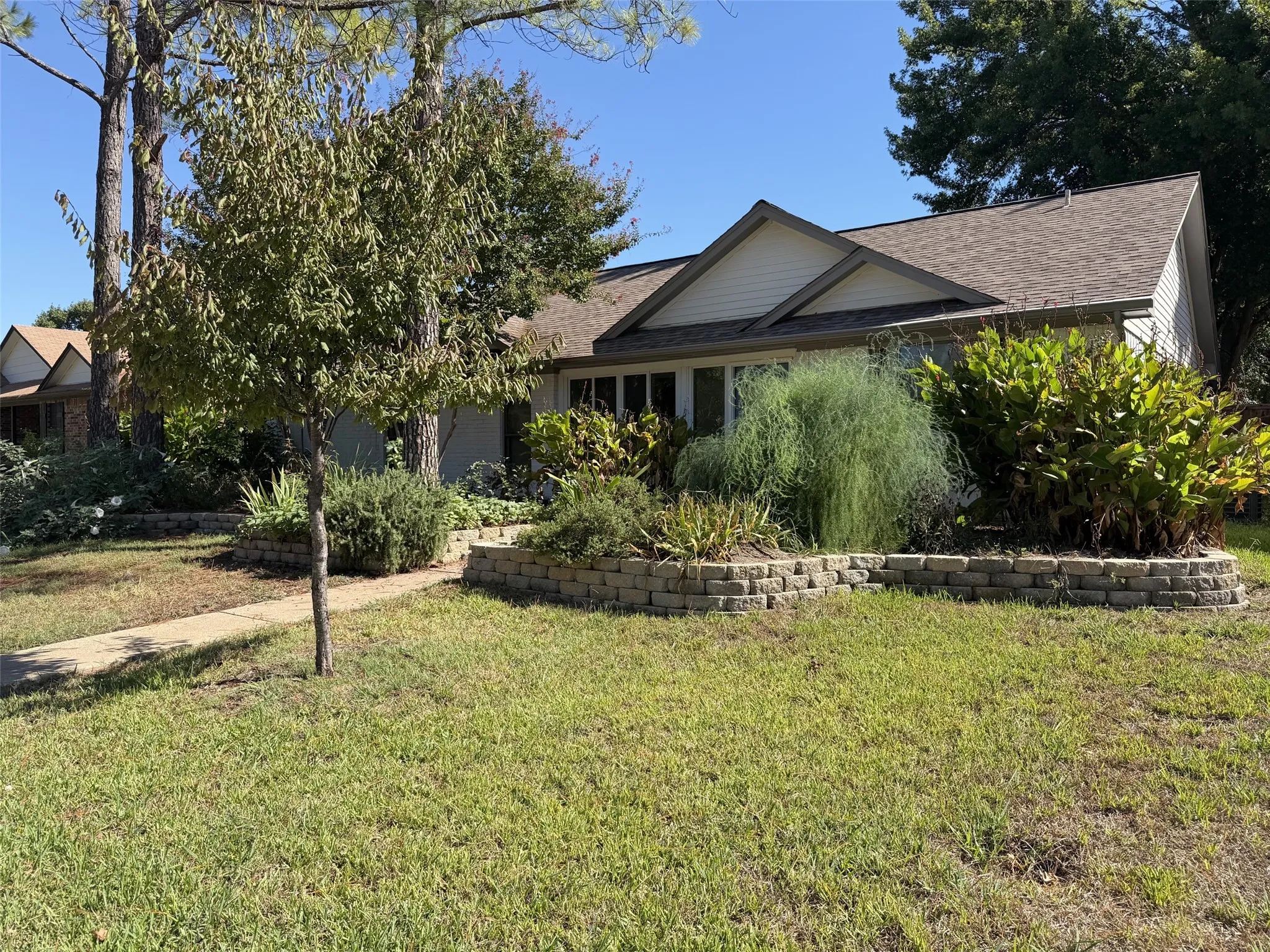 Single Family Residence For Rent in Denton County , 1905 Jasmine Street, Denton, Texas 76205, 3 Bedroom, 2 Bathroom, 1 Garage spaces, 1,427 Sqft, built in 1984, mls#21403997, Real Estate Agent in Denton, Homes For Rent in Denton county, Homes For Rent in Denton, Realtor in Denton Texas, Real Estate Brokerage Independent Realty Texas, Luminita Cordes Realtor