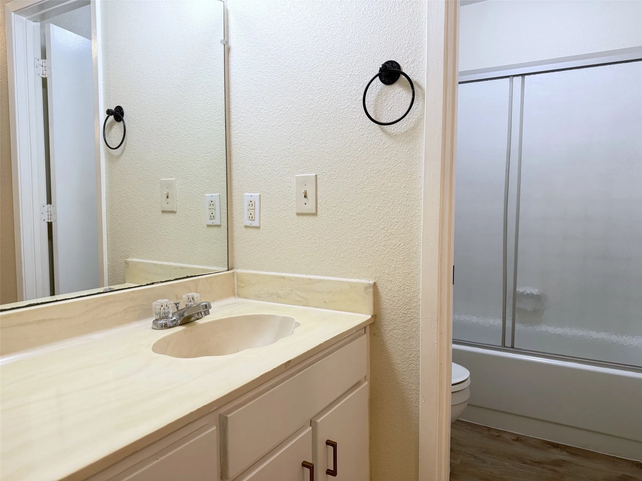 Single Family Residence For Rent in Denton County , 1905 Jasmine Street, Denton, Texas 76205, 3 Bedroom, 2 Bathroom, 1 Garage spaces, 1,427 Sqft, built in 1984, mls#21403997, Real Estate Agent in Denton, Homes For Rent in Denton county, Homes For Rent in Denton, Realtor in Denton Texas, Real Estate Brokerage Independent Realty Texas, Luminita Cordes Realtor