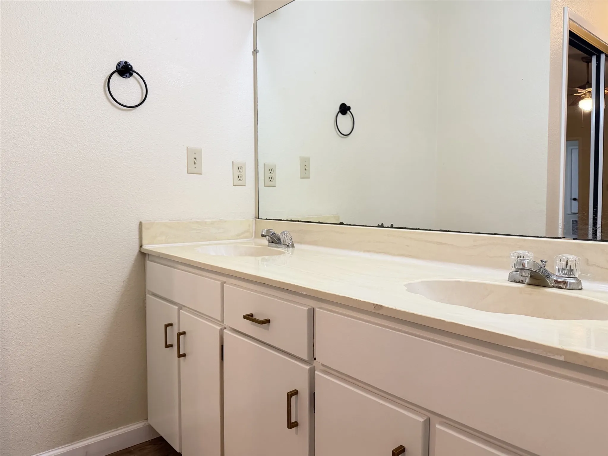 Single Family Residence For Rent in Denton County , 1905 Jasmine Street, Denton, Texas 76205, 3 Bedroom, 2 Bathroom, 1 Garage spaces, 1,427 Sqft, built in 1984, mls#21403997, Real Estate Agent in Denton, Homes For Rent in Denton county, Homes For Rent in Denton, Realtor in Denton Texas, Real Estate Brokerage Independent Realty Texas, Luminita Cordes Realtor