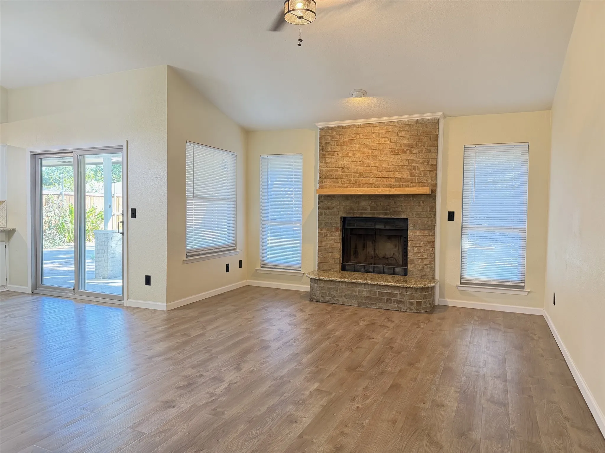 Single Family Residence For Rent in Denton County , 1905 Jasmine Street, Denton, Texas 76205, 3 Bedroom, 2 Bathroom, 1 Garage spaces, 1,427 Sqft, built in 1984, mls#21403997, Real Estate Agent in Denton, Homes For Rent in Denton county, Homes For Rent in Denton, Realtor in Denton Texas, Real Estate Brokerage Independent Realty Texas, Luminita Cordes Realtor