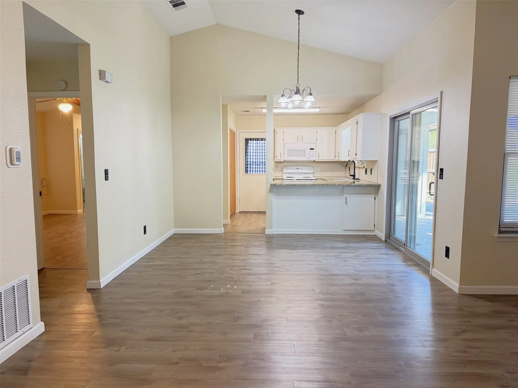 Single Family Residence For Rent in Denton County , 1905 Jasmine Street, Denton, Texas 76205, 3 Bedroom, 2 Bathroom, 1 Garage spaces, 1,427 Sqft, built in 1984, mls#21403997, Real Estate Agent in Denton, Homes For Rent in Denton county, Homes For Rent in Denton, Realtor in Denton Texas, Real Estate Brokerage Independent Realty Texas, Luminita Cordes Realtor