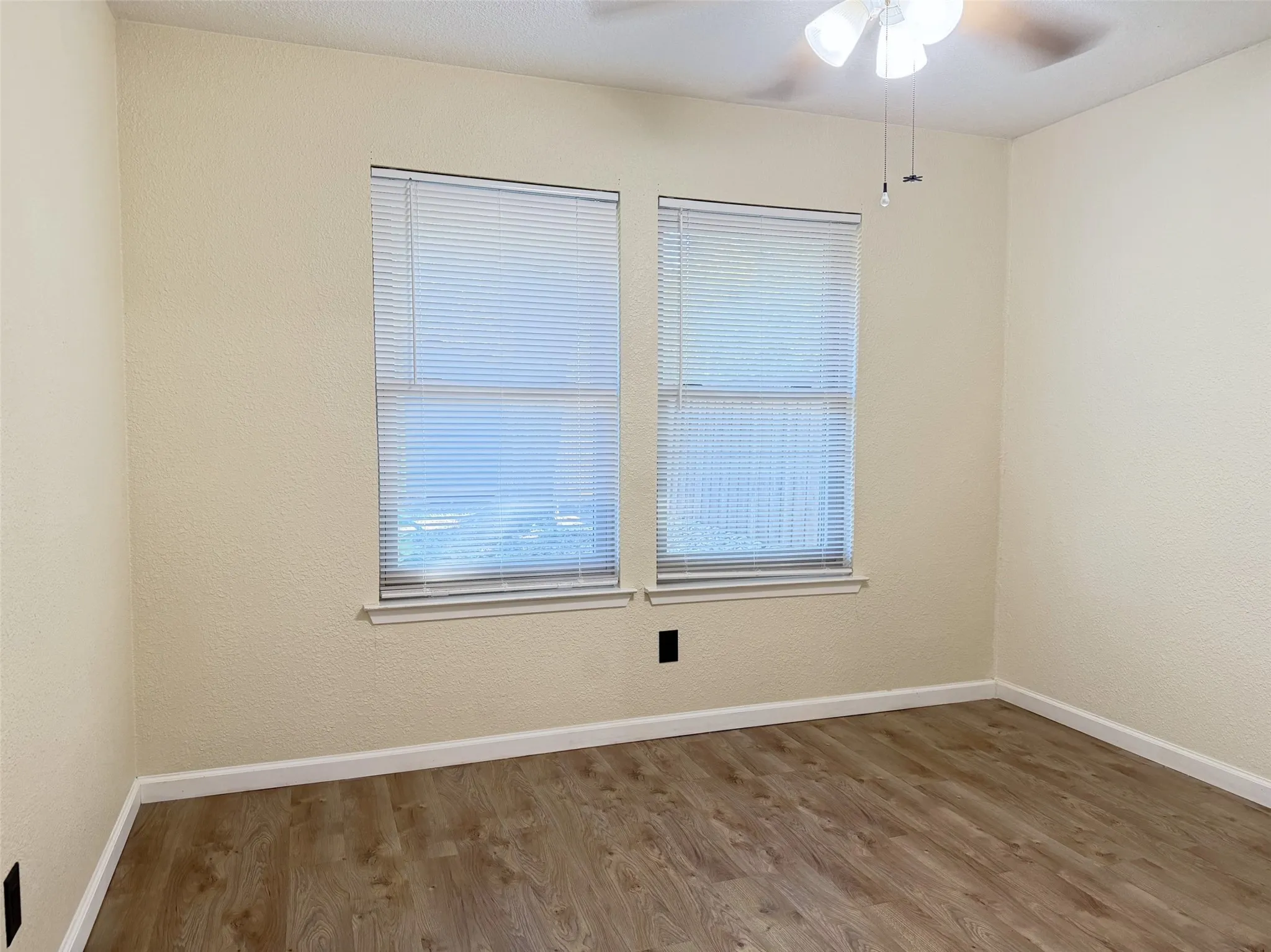 Single Family Residence For Rent in Denton County , 1905 Jasmine Street, Denton, Texas 76205, 3 Bedroom, 2 Bathroom, 1 Garage spaces, 1,427 Sqft, built in 1984, mls#21403997, Real Estate Agent in Denton, Homes For Rent in Denton county, Homes For Rent in Denton, Realtor in Denton Texas, Real Estate Brokerage Independent Realty Texas, Luminita Cordes Realtor
