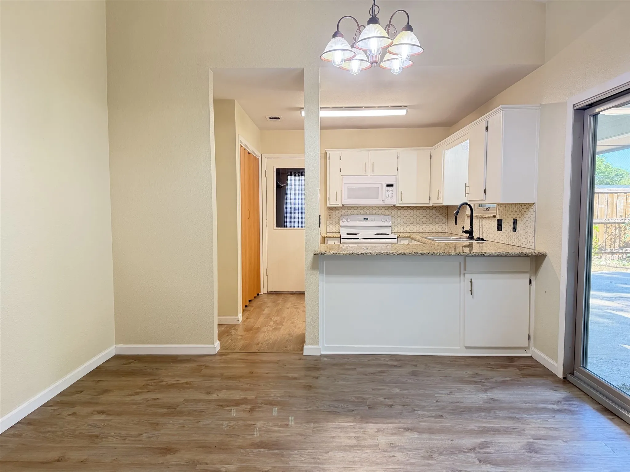 Single Family Residence For Rent in Denton County , 1905 Jasmine Street, Denton, Texas 76205, 3 Bedroom, 2 Bathroom, 1 Garage spaces, 1,427 Sqft, built in 1984, mls#21403997, Real Estate Agent in Denton, Homes For Rent in Denton county, Homes For Rent in Denton, Realtor in Denton Texas, Real Estate Brokerage Independent Realty Texas, Luminita Cordes Realtor