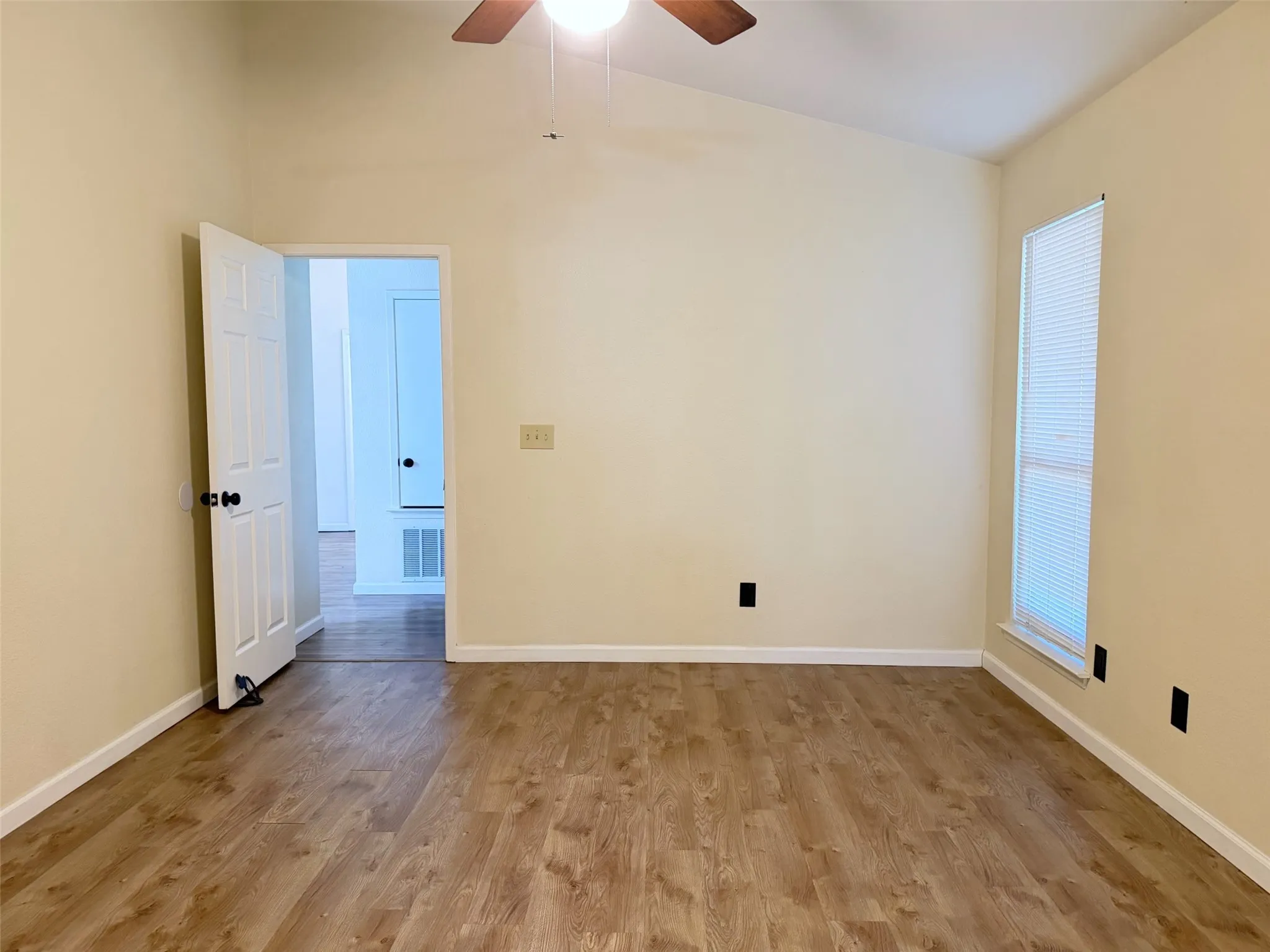Single Family Residence For Rent in Denton County , 1905 Jasmine Street, Denton, Texas 76205, 3 Bedroom, 2 Bathroom, 1 Garage spaces, 1,427 Sqft, built in 1984, mls#21403997, Real Estate Agent in Denton, Homes For Rent in Denton county, Homes For Rent in Denton, Realtor in Denton Texas, Real Estate Brokerage Independent Realty Texas, Luminita Cordes Realtor
