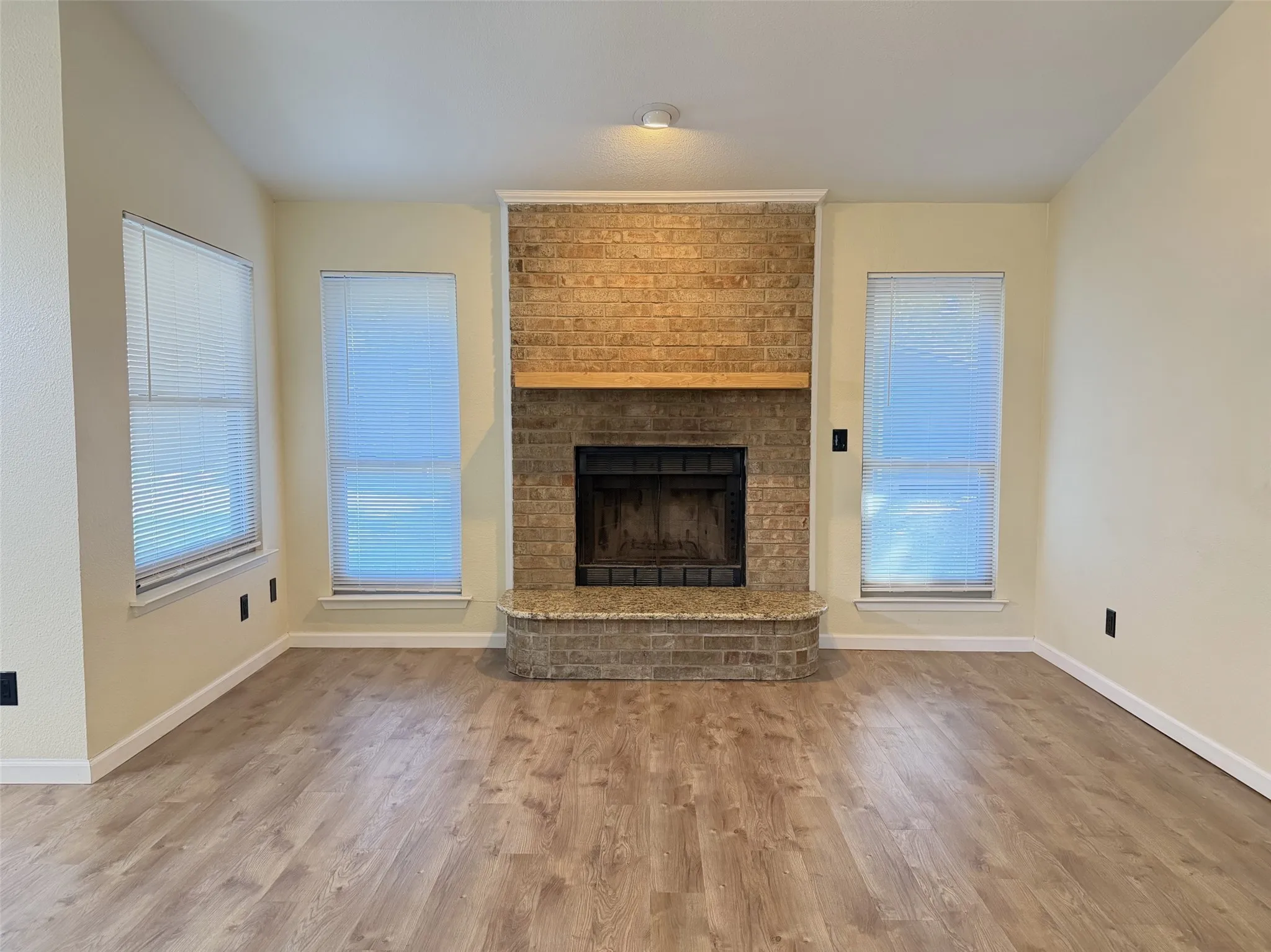 Single Family Residence For Rent in Denton County , 1905 Jasmine Street, Denton, Texas 76205, 3 Bedroom, 2 Bathroom, 1 Garage spaces, 1,427 Sqft, built in 1984, mls#21403997, Real Estate Agent in Denton, Homes For Rent in Denton county, Homes For Rent in Denton, Realtor in Denton Texas, Real Estate Brokerage Independent Realty Texas, Luminita Cordes Realtor
