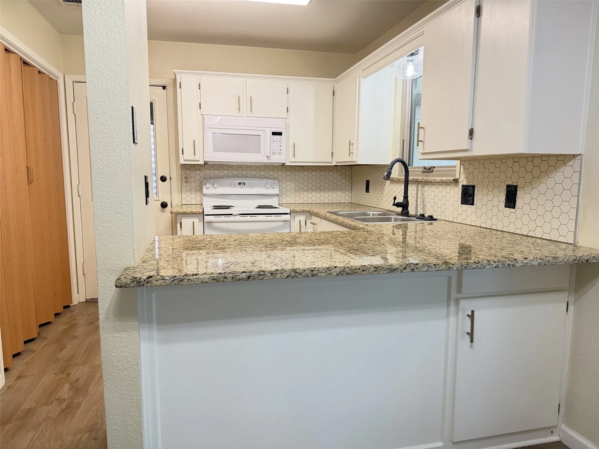 Single Family Residence For Rent in Denton County , 1905 Jasmine Street, Denton, Texas 76205, 3 Bedroom, 2 Bathroom, 1 Garage spaces, 1,427 Sqft, built in 1984, mls#21403997, Real Estate Agent in Denton, Homes For Rent in Denton county, Homes For Rent in Denton, Realtor in Denton Texas, Real Estate Brokerage Independent Realty Texas, Luminita Cordes Realtor