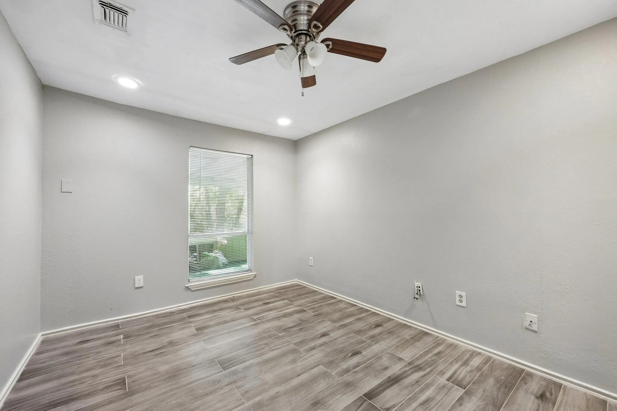 Single Family Residence For Sale in Dallas County , 620 Spinner Road, De Soto, Texas 75115, 4 Bedroom, 3 Bathroom, Garage spaces, 2,568 Sqft, built in 1974, mls#21404106, Real Estate Agent in De Soto, Homes For Sale in Dallas county, Homes For Sale in De Soto, Realtor in De Soto Texas, Real Estate Brokerage Independent Realty Texas, Luminita Cordes Realtor