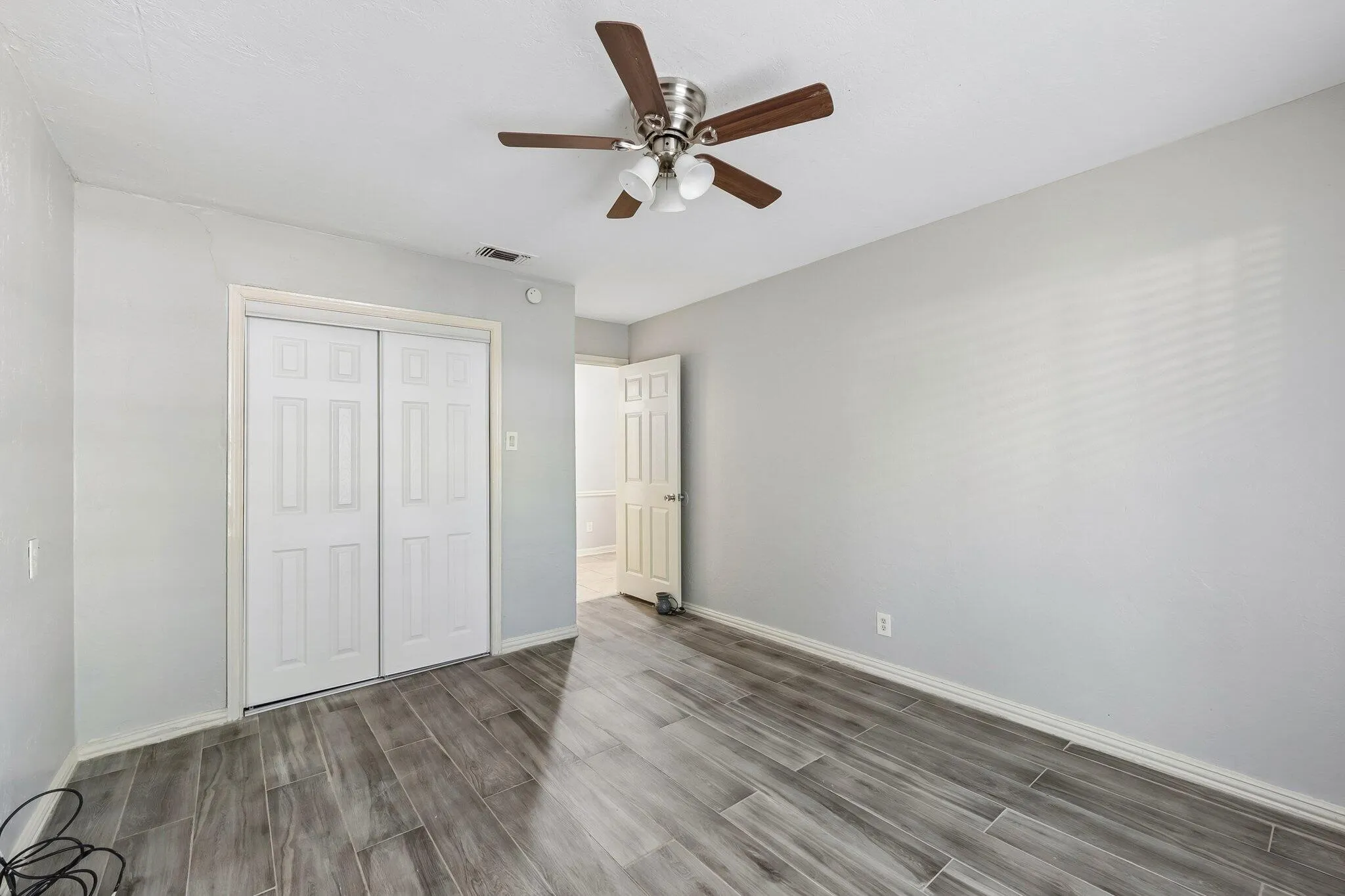 Single Family Residence For Sale in Dallas County , 620 Spinner Road, De Soto, Texas 75115, 4 Bedroom, 3 Bathroom, Garage spaces, 2,568 Sqft, built in 1974, mls#21404106, Real Estate Agent in De Soto, Homes For Sale in Dallas county, Homes For Sale in De Soto, Realtor in De Soto Texas, Real Estate Brokerage Independent Realty Texas, Luminita Cordes Realtor