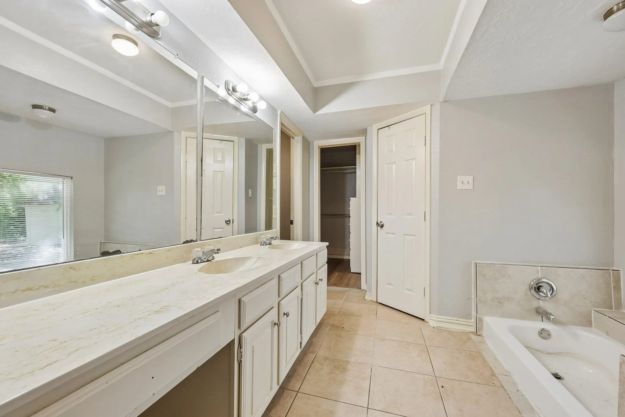Single Family Residence For Sale in Dallas County , 620 Spinner Road, De Soto, Texas 75115, 4 Bedroom, 3 Bathroom, Garage spaces, 2,568 Sqft, built in 1974, mls#21404106, Real Estate Agent in De Soto, Homes For Sale in Dallas county, Homes For Sale in De Soto, Realtor in De Soto Texas, Real Estate Brokerage Independent Realty Texas, Luminita Cordes Realtor