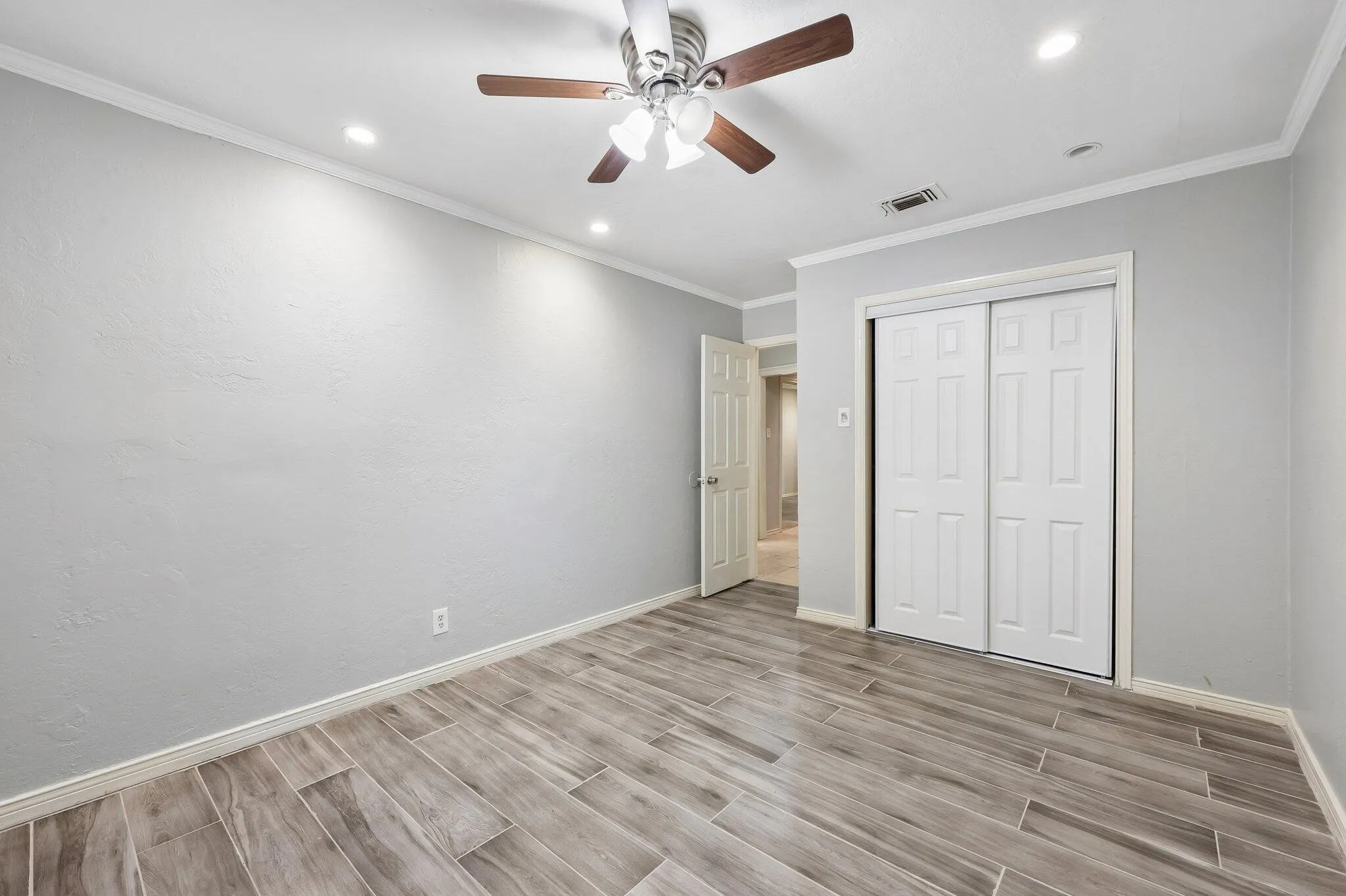 Single Family Residence For Sale in Dallas County , 620 Spinner Road, De Soto, Texas 75115, 4 Bedroom, 3 Bathroom, Garage spaces, 2,568 Sqft, built in 1974, mls#21404106, Real Estate Agent in De Soto, Homes For Sale in Dallas county, Homes For Sale in De Soto, Realtor in De Soto Texas, Real Estate Brokerage Independent Realty Texas, Luminita Cordes Realtor