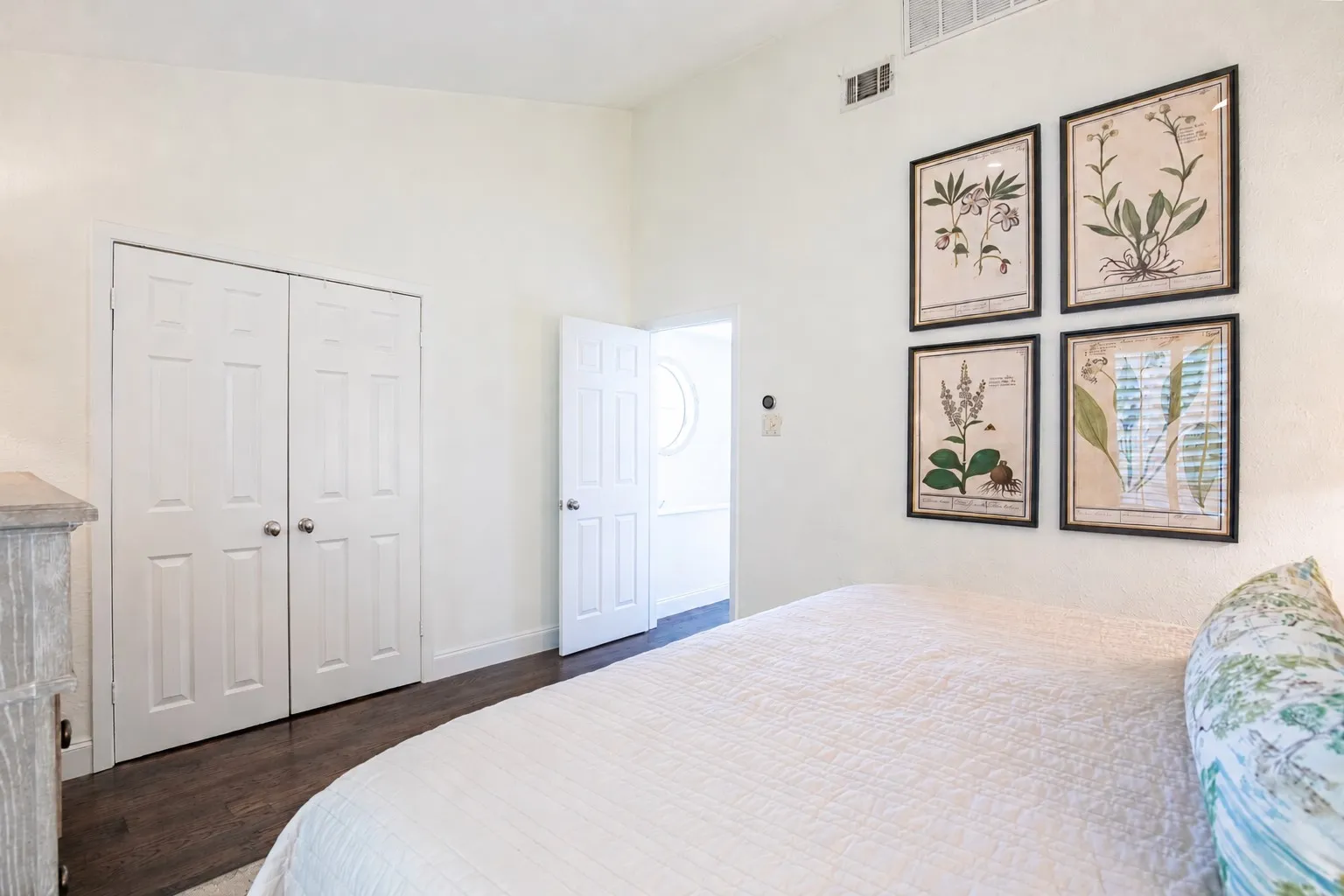 Condominium For Sale in Dallas County , 4015 Holland Avenue 106, Dallas, Texas 75219, 2 Bedroom, 2 Bathroom, Garage spaces, 1,100 Sqft, built in 1978, mls#21400920, Real Estate Agent in Dallas, Homes For Sale in Dallas county, Homes For Sale in Dallas, Realtor in Dallas Texas, Real Estate Brokerage Independent Realty Texas, Luminita Cordes Realtor