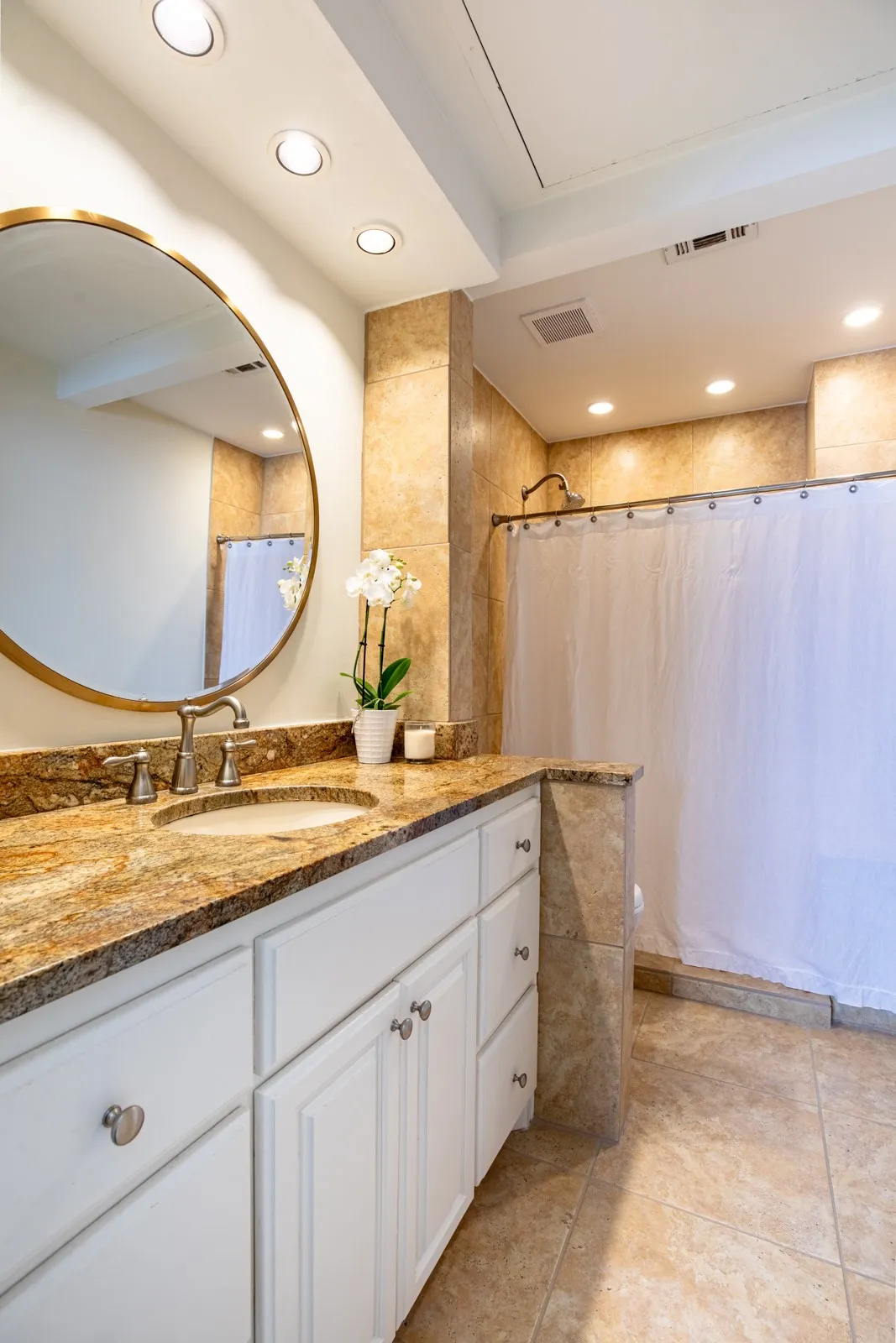 Condominium For Sale in Dallas County , 4015 Holland Avenue 106, Dallas, Texas 75219, 2 Bedroom, 2 Bathroom, Garage spaces, 1,100 Sqft, built in 1978, mls#21400920, Real Estate Agent in Dallas, Homes For Sale in Dallas county, Homes For Sale in Dallas, Realtor in Dallas Texas, Real Estate Brokerage Independent Realty Texas, Luminita Cordes Realtor