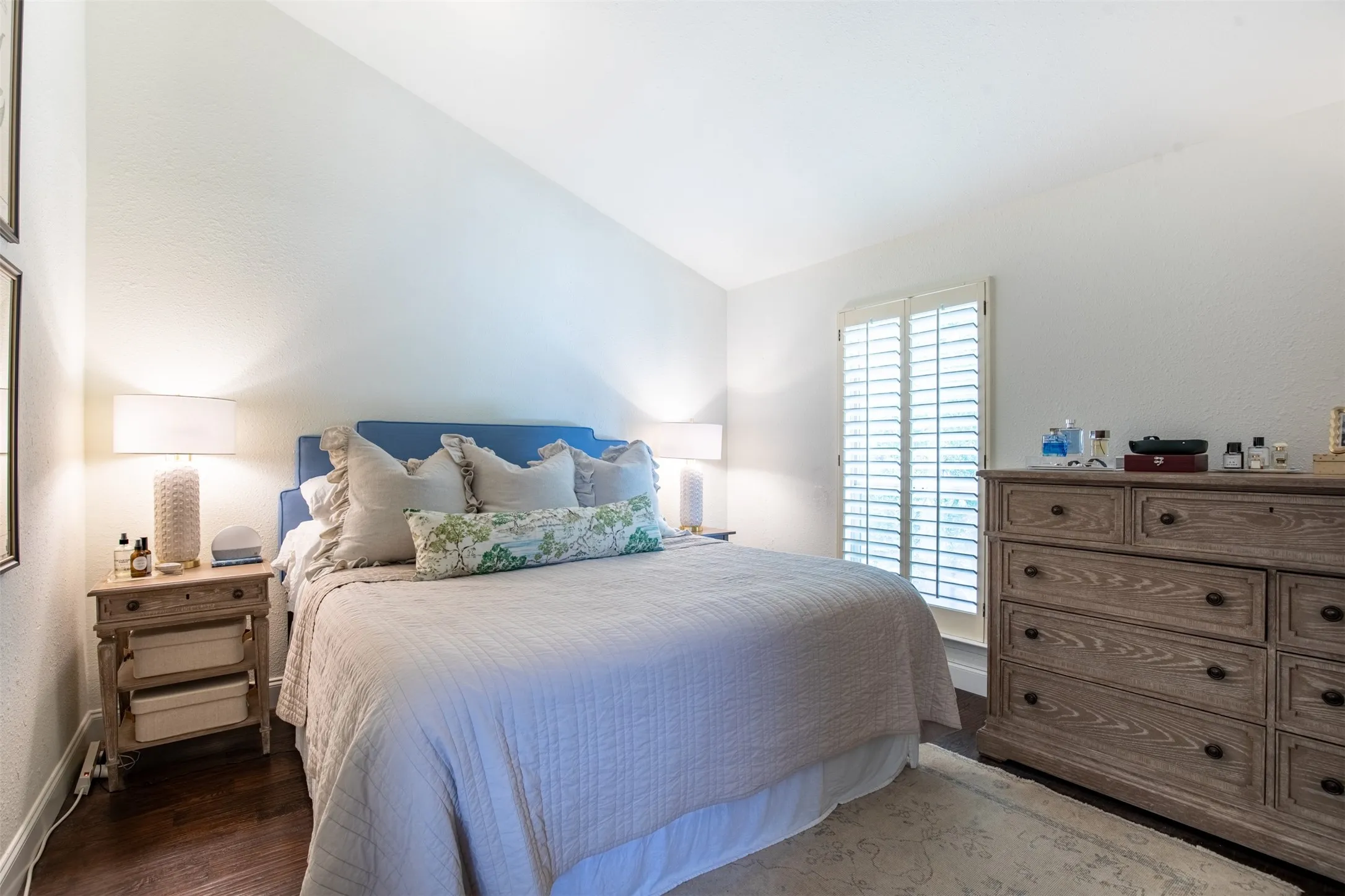 Condominium For Sale in Dallas County , 4015 Holland Avenue 106, Dallas, Texas 75219, 2 Bedroom, 2 Bathroom, Garage spaces, 1,100 Sqft, built in 1978, mls#21400920, Real Estate Agent in Dallas, Homes For Sale in Dallas county, Homes For Sale in Dallas, Realtor in Dallas Texas, Real Estate Brokerage Independent Realty Texas, Luminita Cordes Realtor