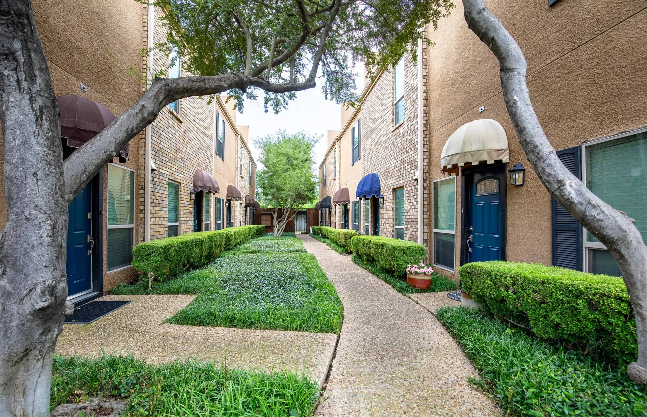 Condominium For Sale in Dallas County , 4015 Holland Avenue 106, Dallas, Texas 75219, 2 Bedroom, 2 Bathroom, Garage spaces, 1,100 Sqft, built in 1978, mls#21400920, Real Estate Agent in Dallas, Homes For Sale in Dallas county, Homes For Sale in Dallas, Realtor in Dallas Texas, Real Estate Brokerage Independent Realty Texas, Luminita Cordes Realtor