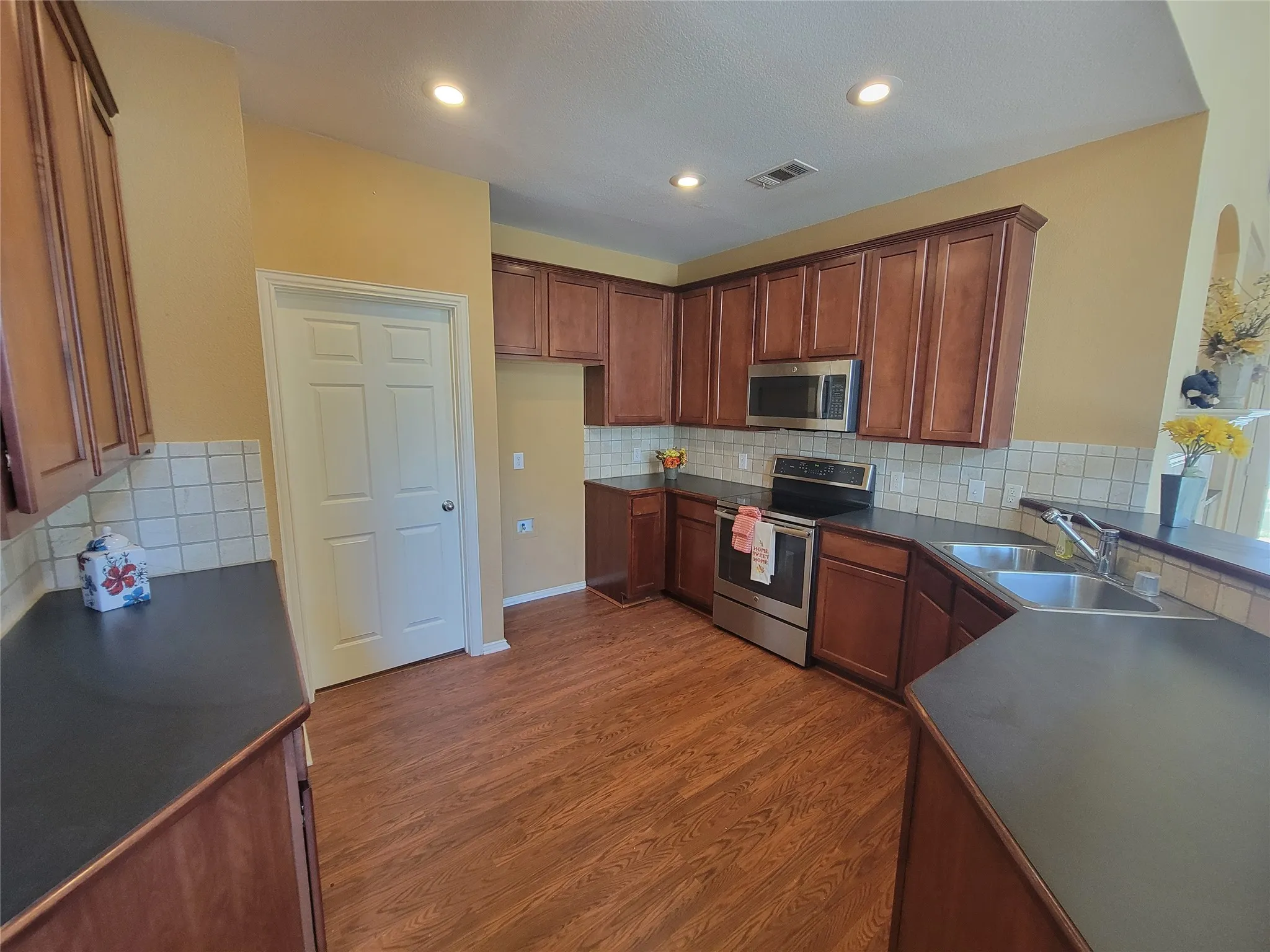 Single Family Residence For Rent in Denton County , 1550 Providence Boulevard, Providence Village, Texas 76227, 4 Bedroom, 3 Bathroom, 2 Garage spaces, 2,288 Sqft, built in 2003, mls#21404115, Real Estate Agent in Providence Village, Homes For Rent in Denton county, Homes For Rent in Providence Village, Realtor in Providence Village Texas, Real Estate Brokerage Independent Realty Texas, Luminita Cordes Realtor